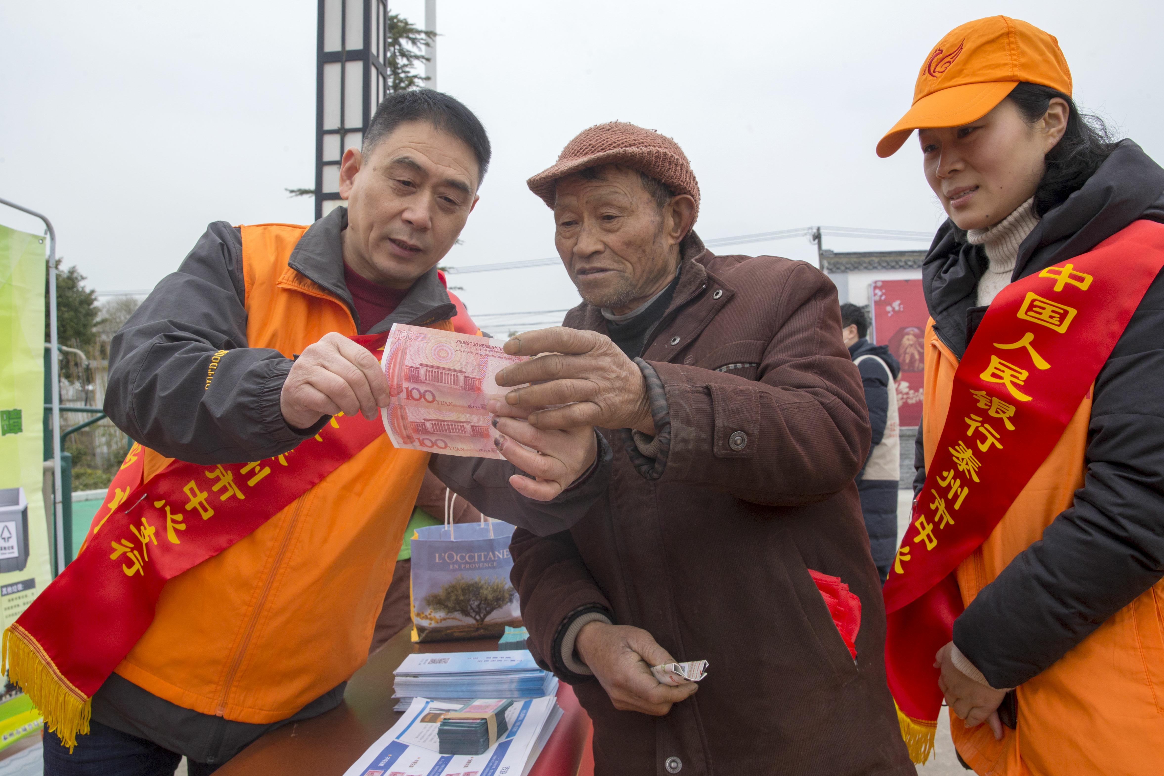 江苏泰州:开展志愿服务 践行雷锋精神