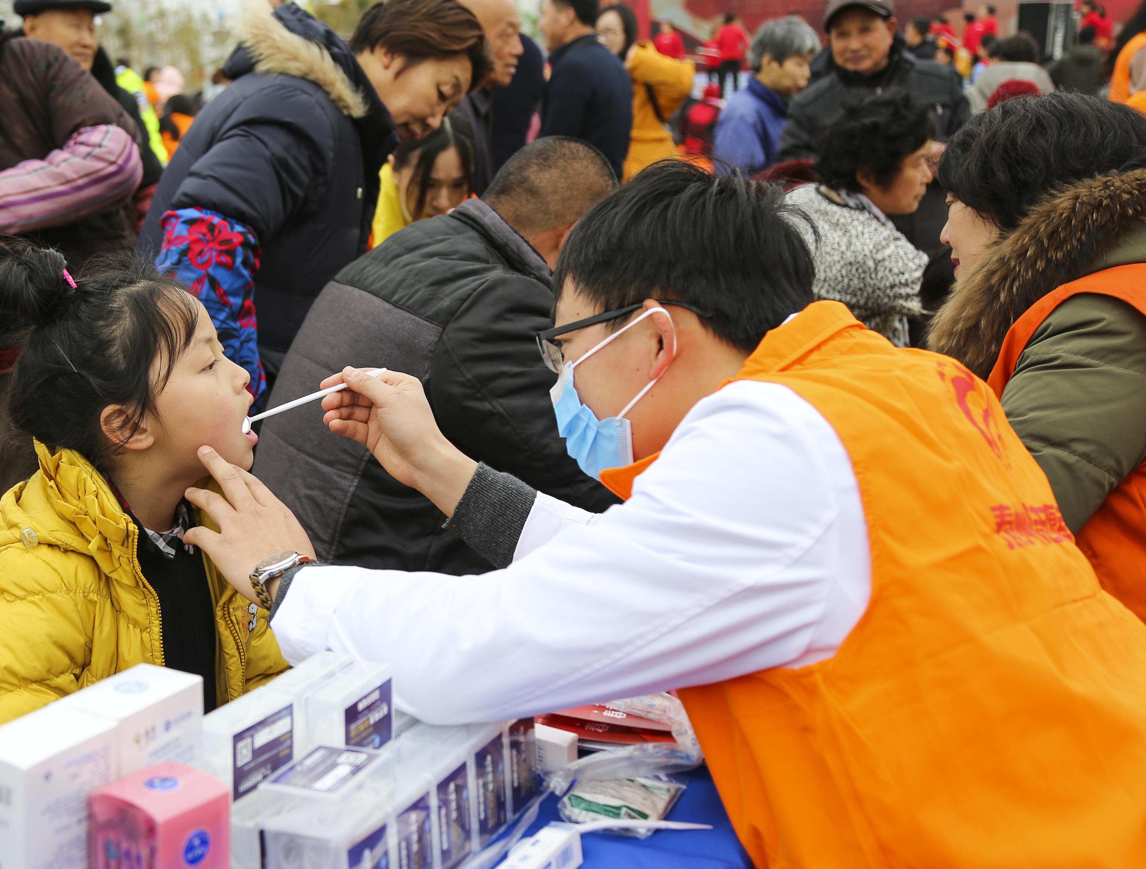 江苏泰州:开展志愿服务 践行雷锋精神