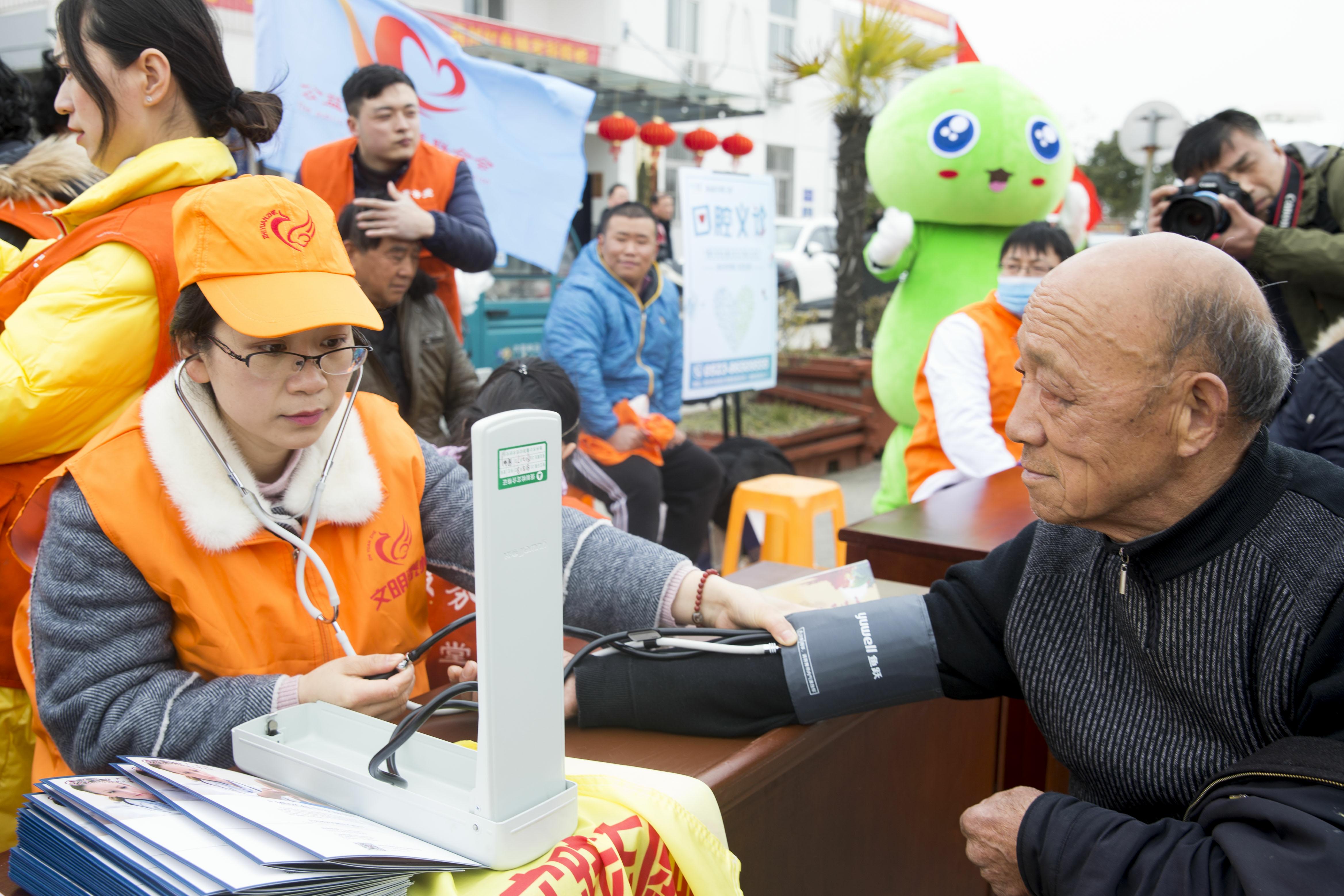 江苏泰州:开展志愿服务 践行雷锋精神