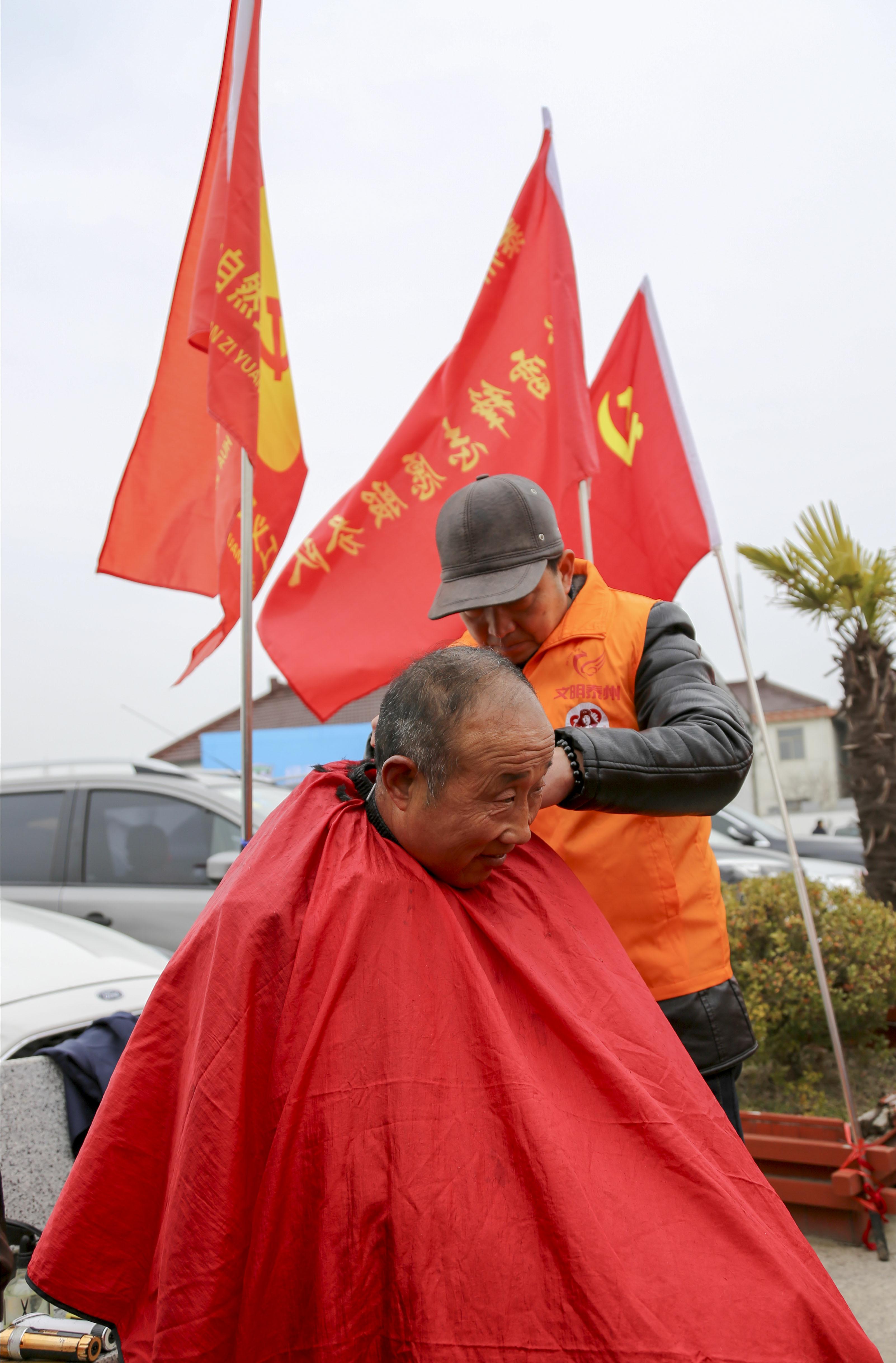 江苏泰州:开展志愿服务 践行雷锋精神