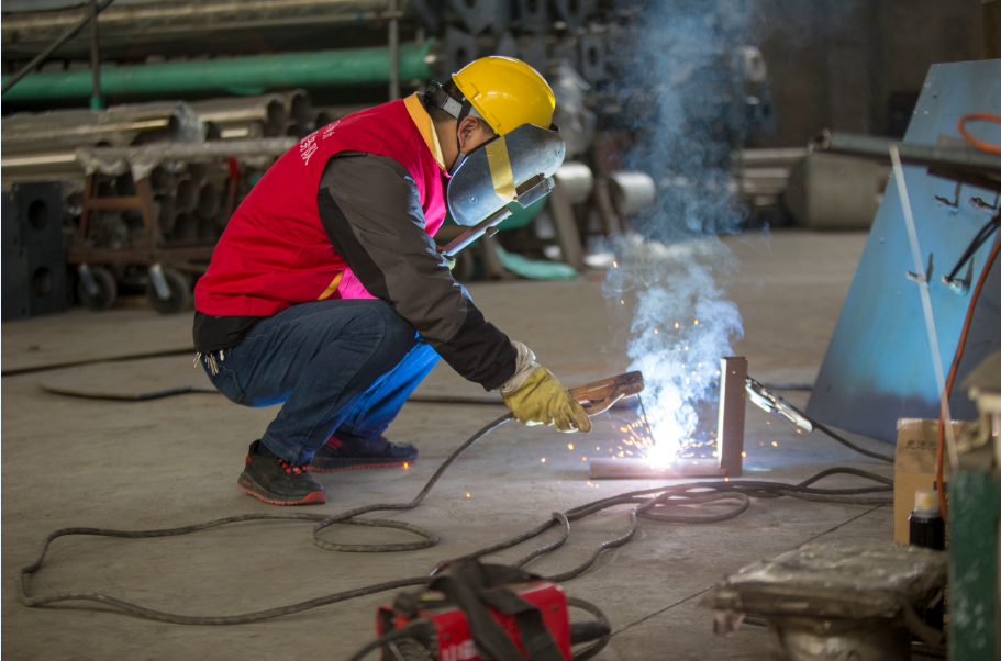 江苏泰州:学雷锋送惊喜,百岁老红军家门口升国