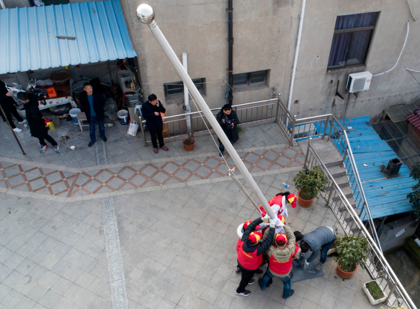 江苏泰州:学雷锋送惊喜,百岁老红军家门口升国