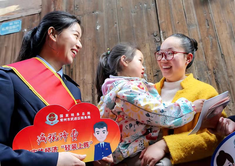 江苏:武进减税降费 宣传走进庙会