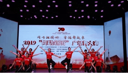 登上大舞台的他们一点都不怯场,舞动的自信将现场气氛一步步推向高潮!