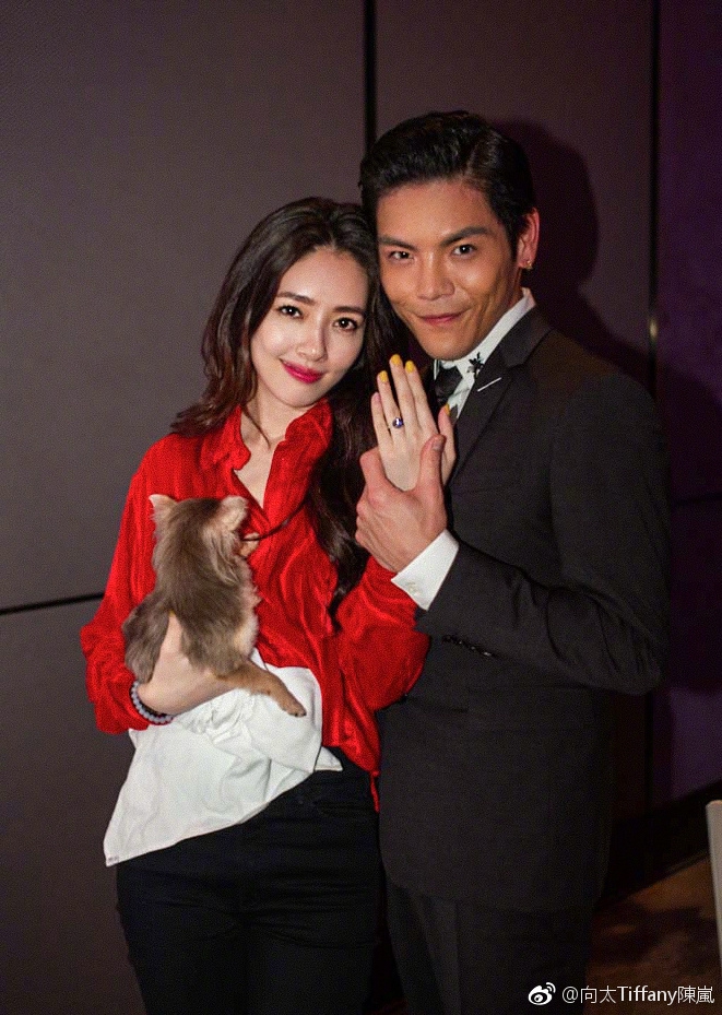 向佐求婚郭碧婷现场照曝光 单膝跪地大钻戒吸