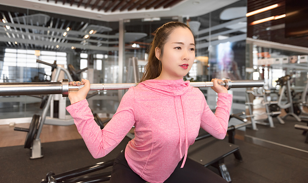 深蹲这样做才能减轻对膝盖的伤害