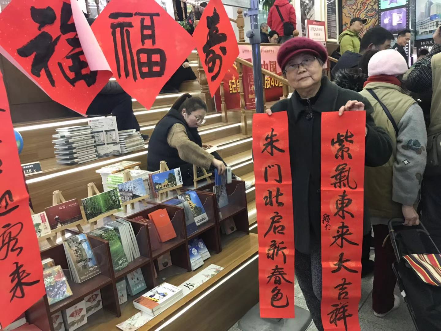 元月26日9:30,由扬子晚报参与主办的“军民情”——驻苏部队书法家深入社区送福活动准时在浦口区江浦街道白马社区举办。居民拿到“福”字和春联的欢喜劲十分逗人。艺术家选写的春联和居民自己选好的内容十分吻合,基本上都是“家和万事兴”主题:和顺一门添百福,平安二字值千金;喜居宝地千年旺,福照家门万事兴……谢少承说:到浦口送福的活动,一直都坚持下来了,“浦口是江苏的文化圣地,文化