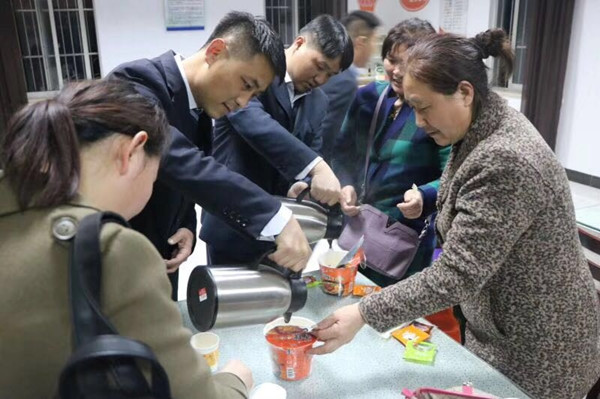 【暖新闻】高速收费站热心照顾大客滞留乘客,