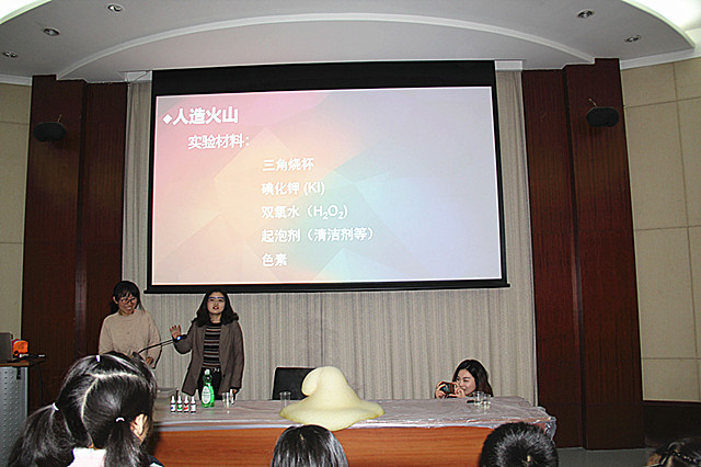 子们走进气象博物馆,体验人造雪和龙卷风