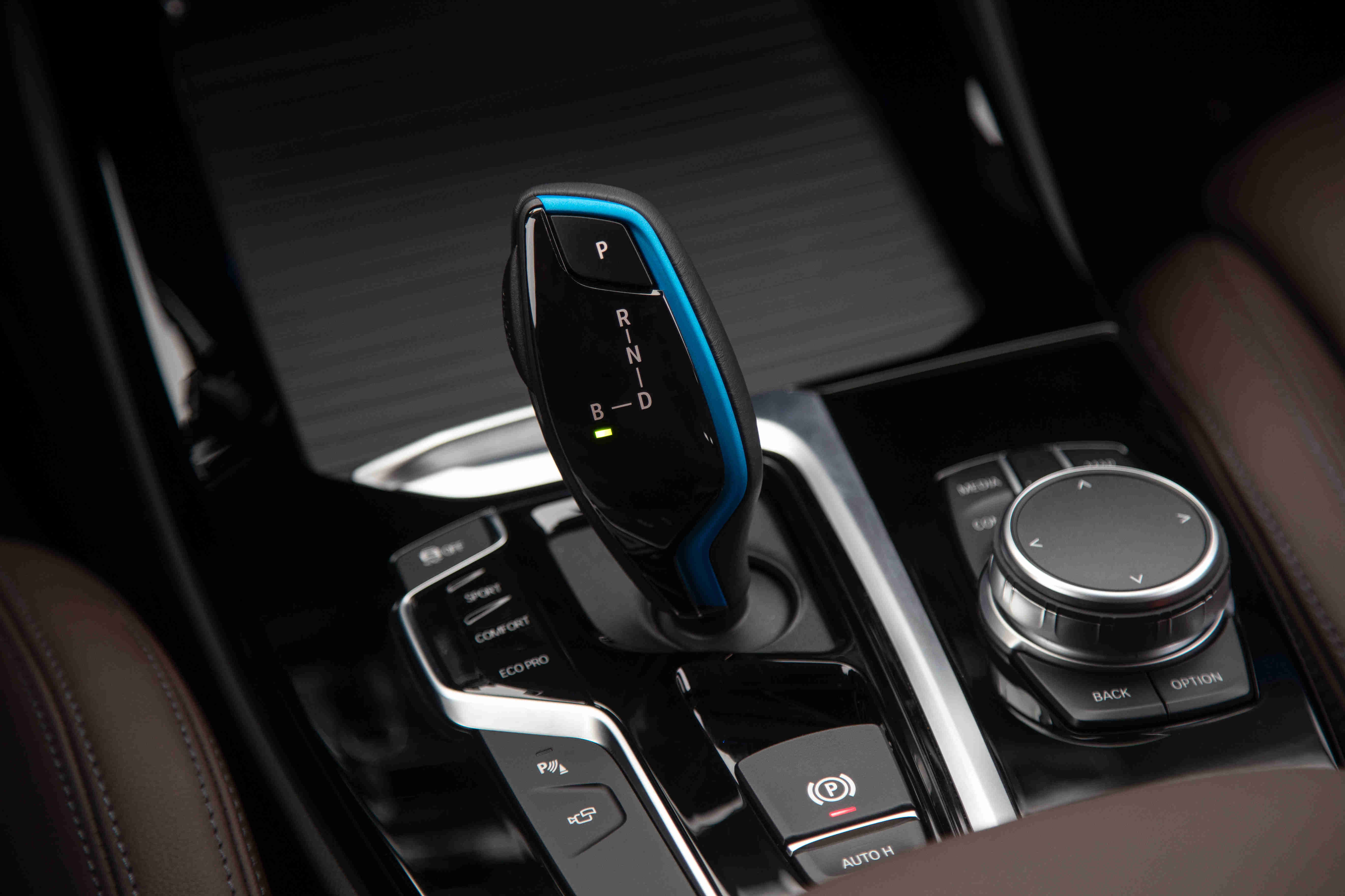 得益于宝马集团第五代bmw edrive电力驱动技术轻量化,小型化,集成化和