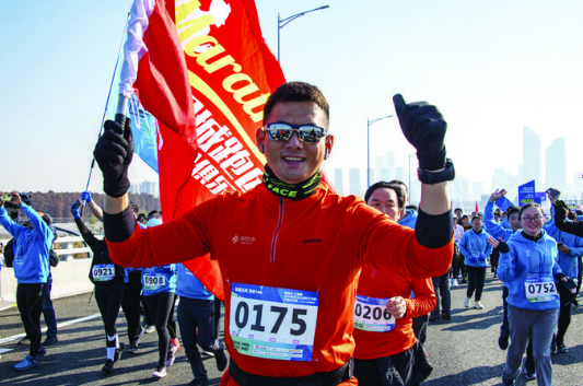 江心洲长江大桥开通纪念跑鸣枪,扬子晚报全程直播500万人观看