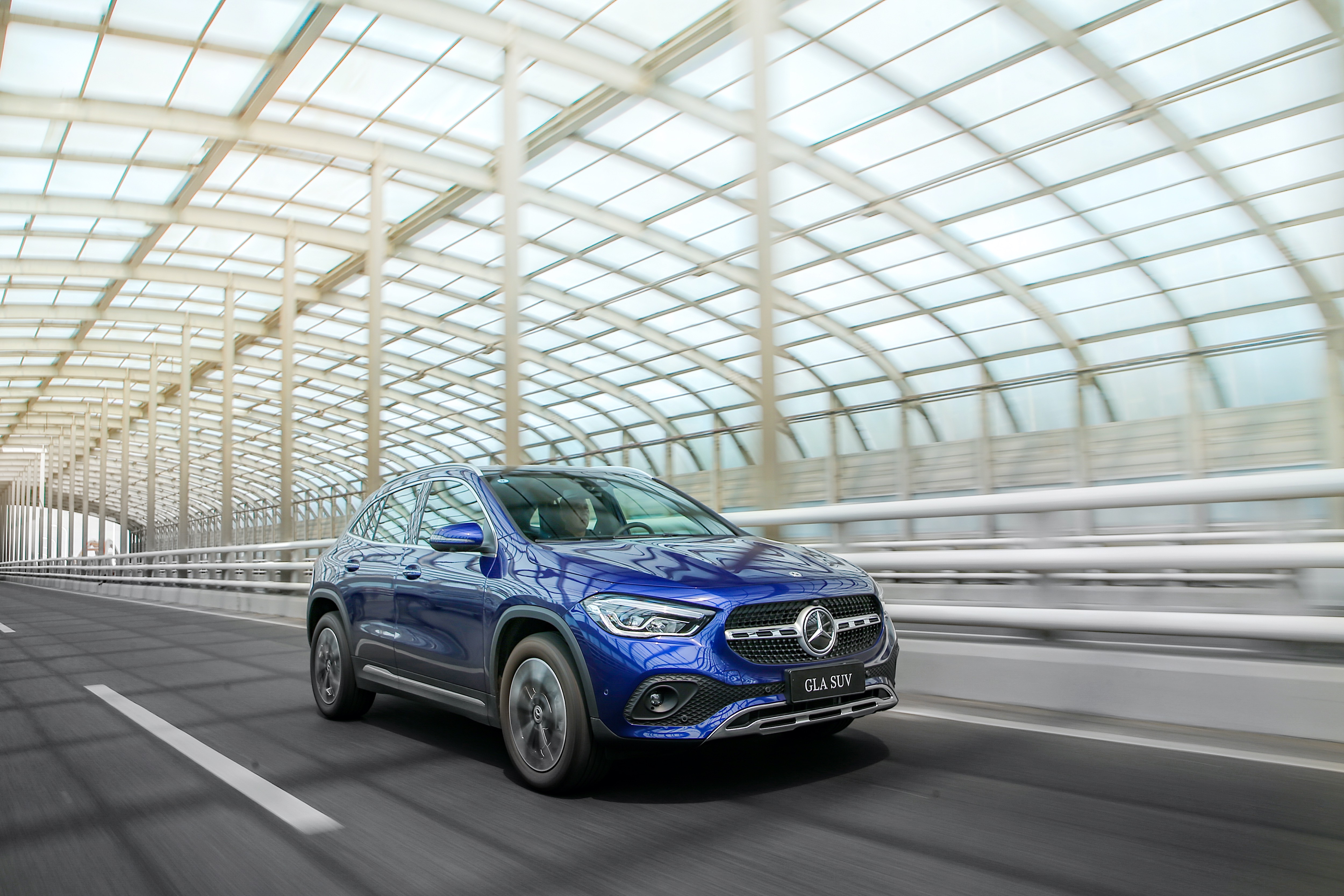 全新梅赛德斯奔驰glasuv与无畏的你相逢在花路