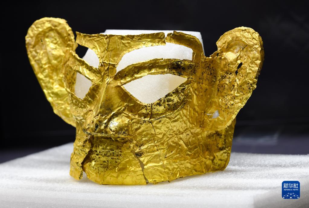 文物考古研究院三星堆考古研究所拍摄的三星堆遗址3号"祭祀坑"出土的