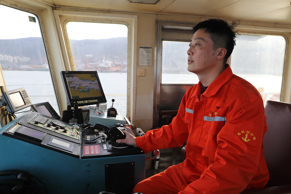 一边快速向驾驶室走去,通过船讯网查看货轮的资料及位置,确定离开码头