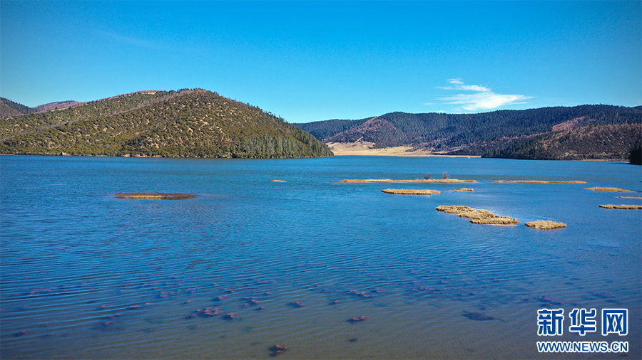 普达措景区:晨雾缭绕美如画 水天一色生态美