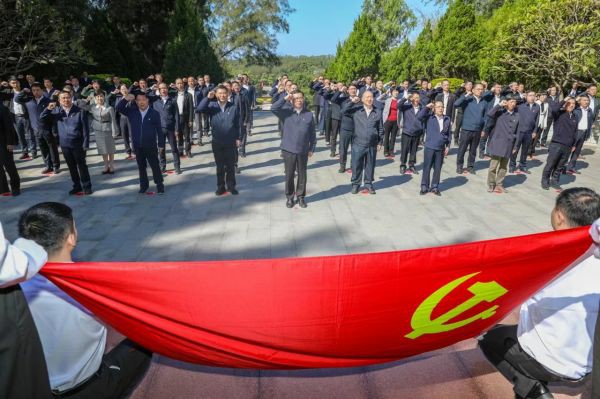 福建漳州：汲取榜样精神力量