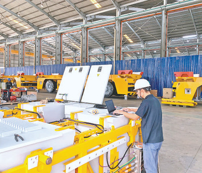 中国工程师正在检测和调试agv动力电池系统.