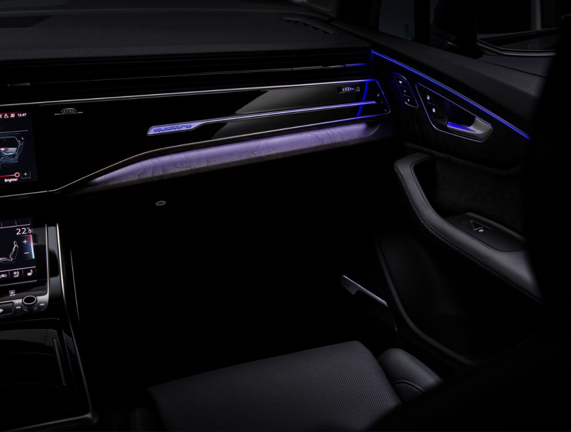 全景天窗,可设置30多种颜色的豪华内饰氛围灯,四区自动空调及空气质量