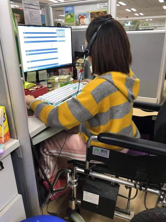 拄板凳上班的携程女客服:我在工作中证明了价值