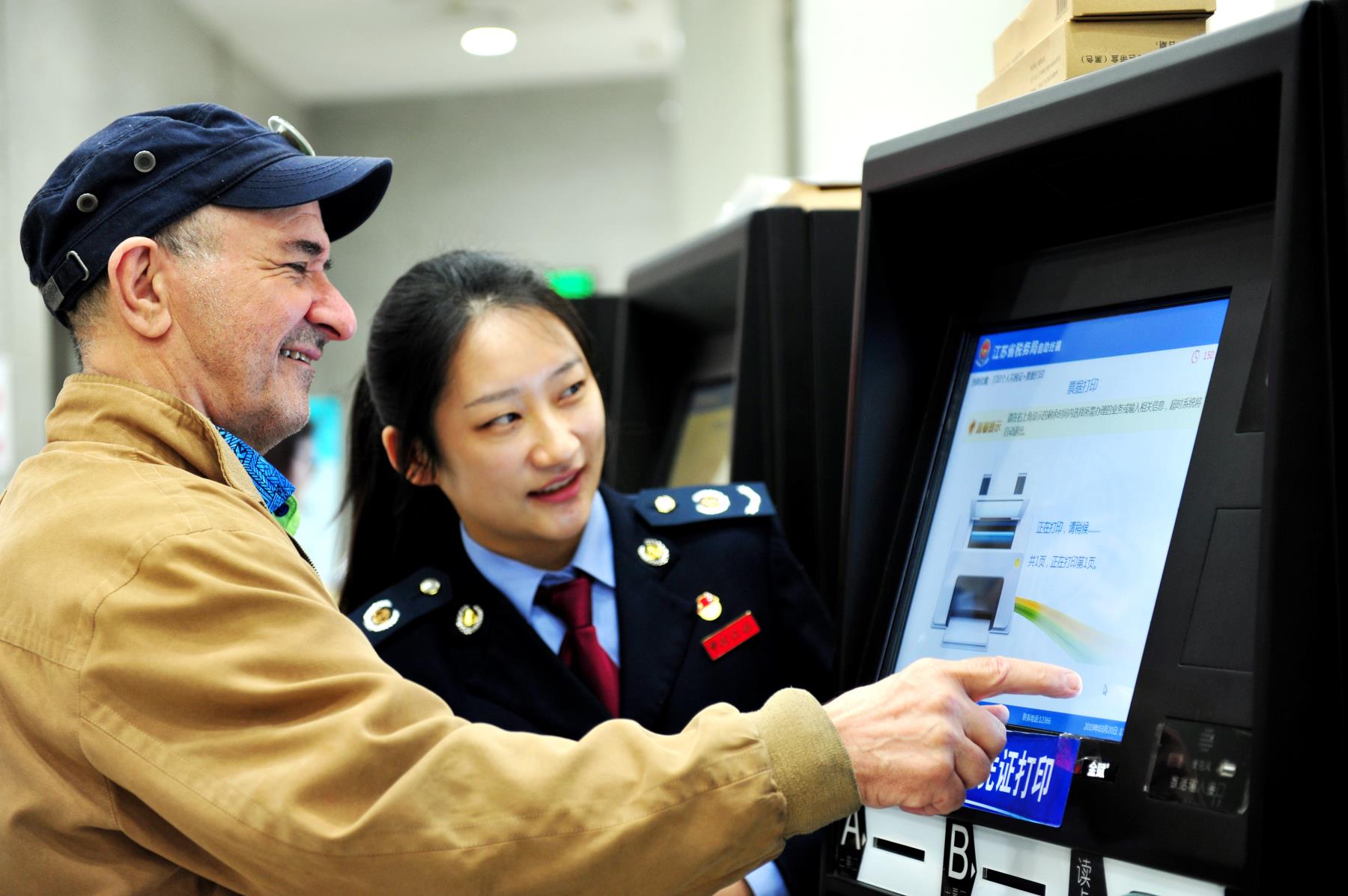 江苏:纳税人走进"开放日"感知减税降费 背后的税收力量