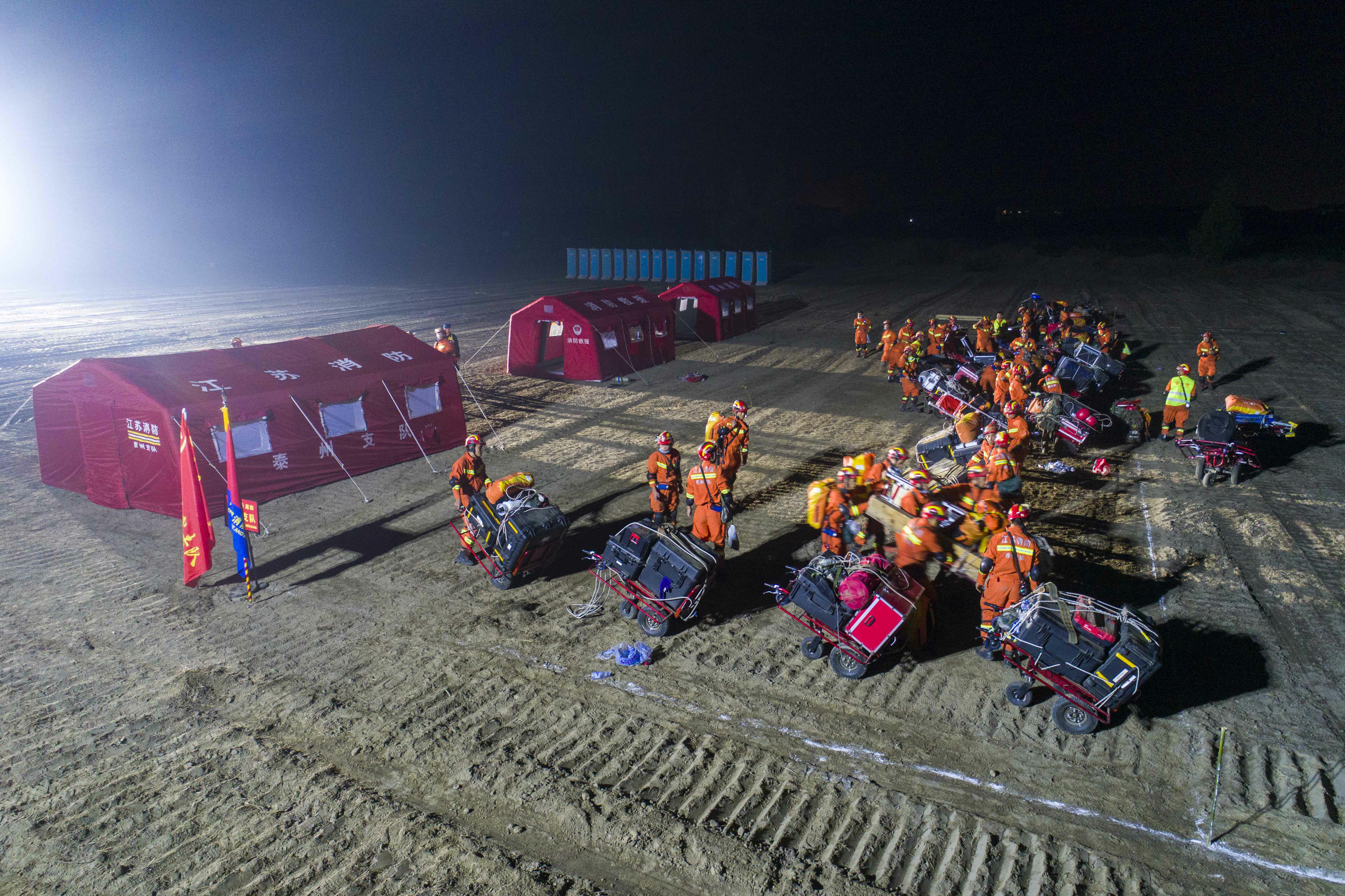 2019年5月12日,消防救援人员经过10公里急行军抵达"震灾"现场(无人机