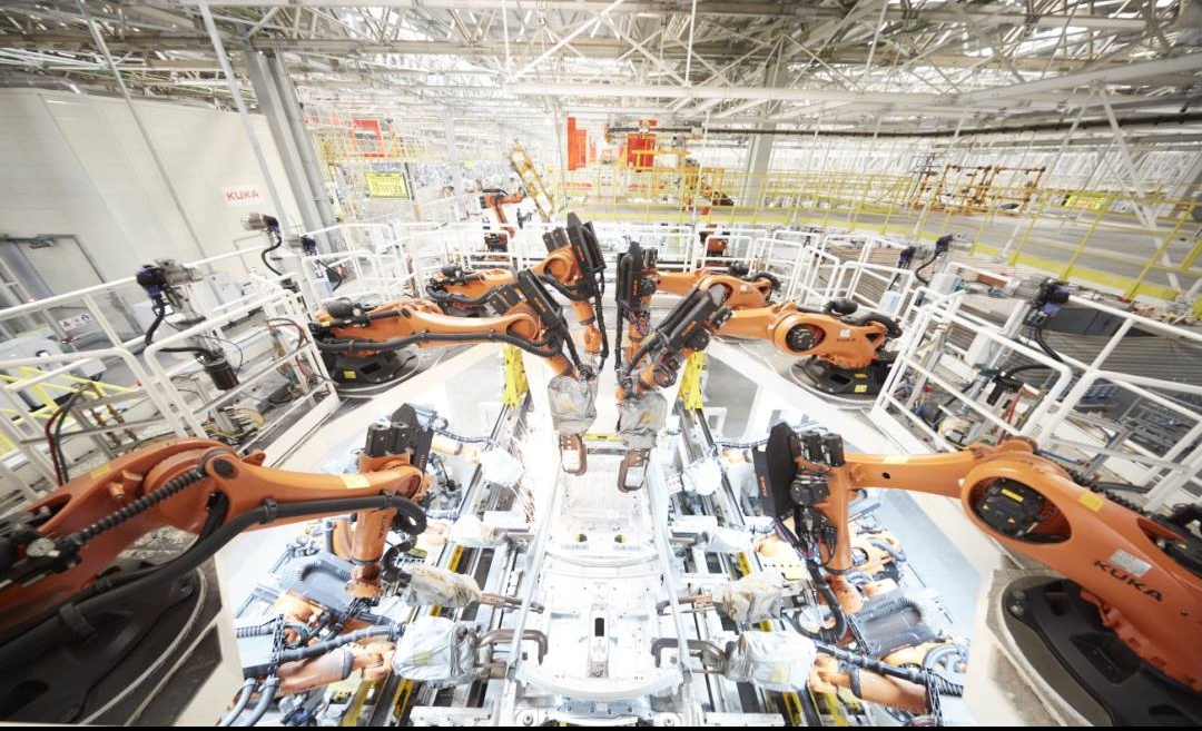 手机黑科技玩转汽车机器人干活 探秘中德智造工业4.0汽车工厂