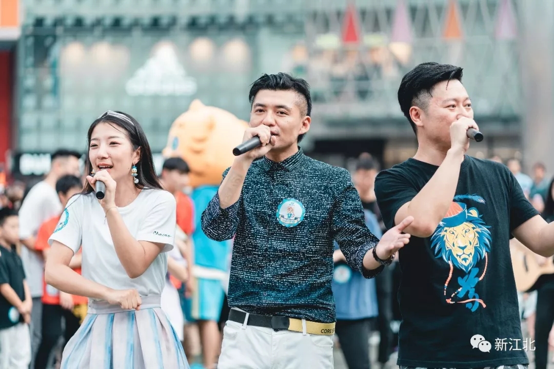 江北新区数百人一起"快闪",庆祝江北新区成立四周年