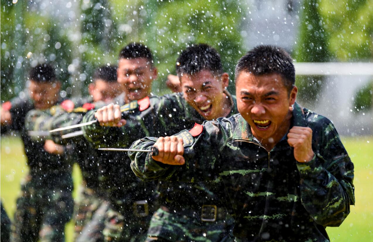 2019年7月23日,武警江苏总队泰州支队特战中队官兵正在