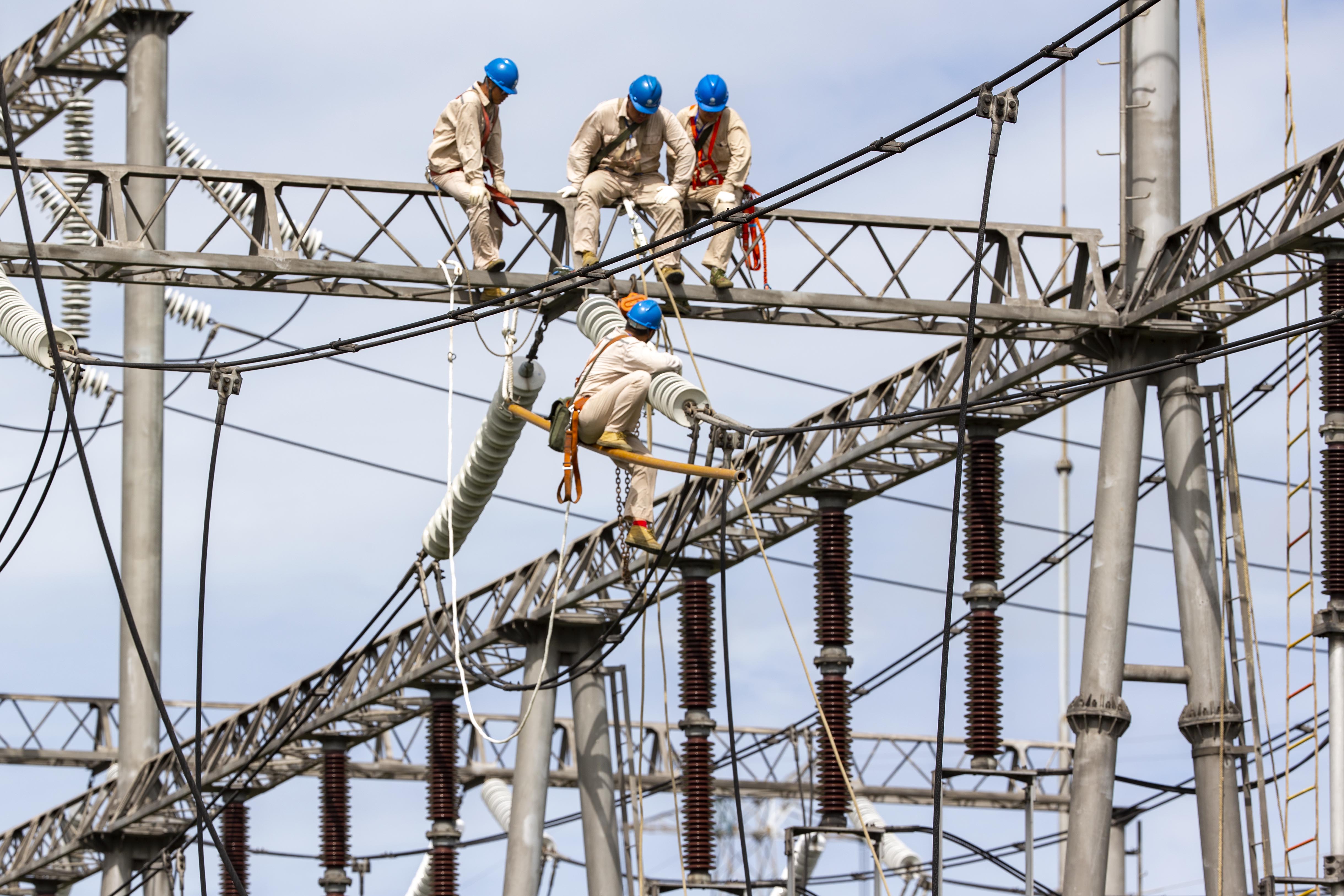 2019年8月4日,泰州供电公司工作人员在220千伏黄桥变电站更换绝缘子串