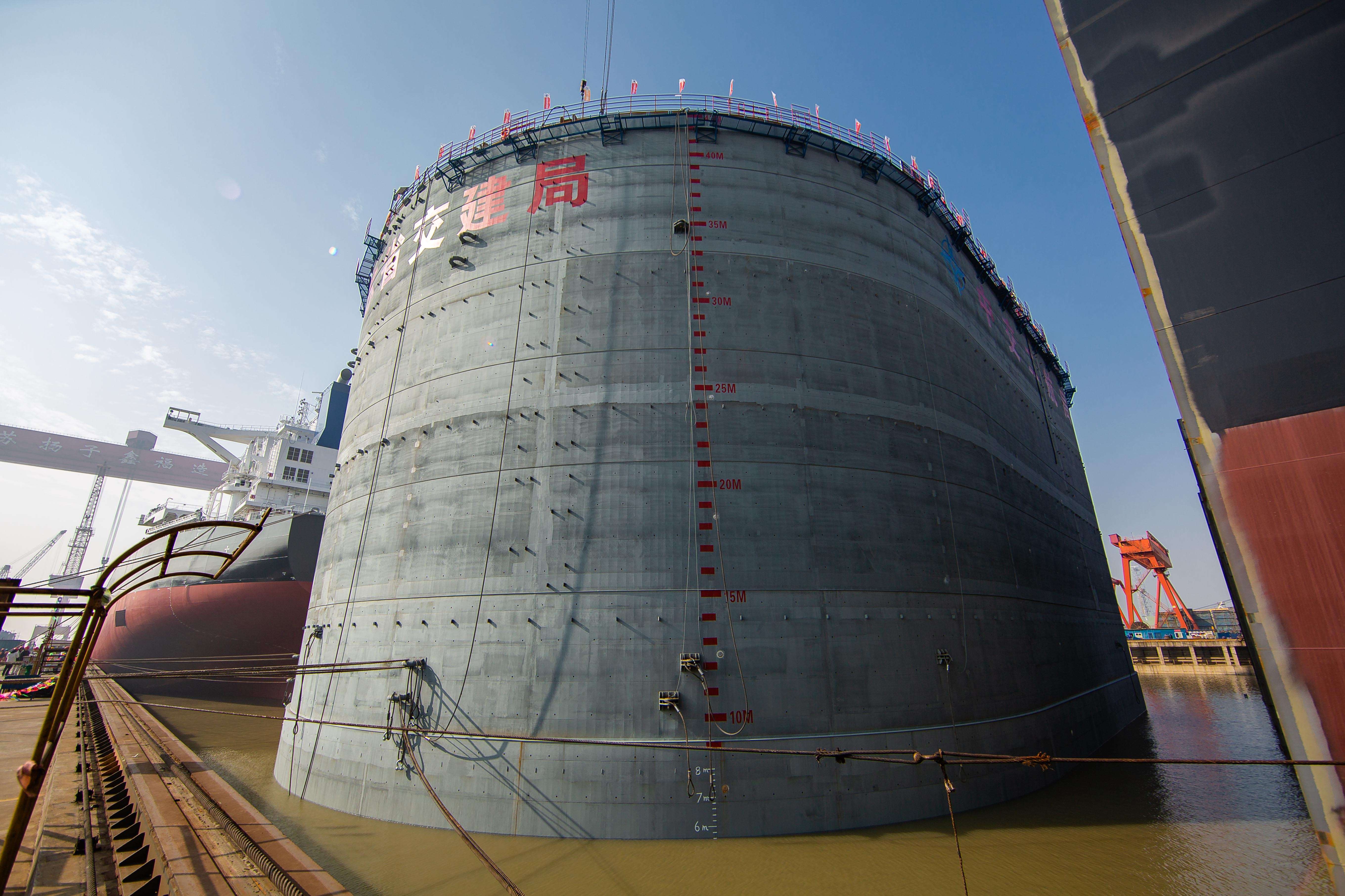 组图∣江苏泰州世界最大钢沉井出坞