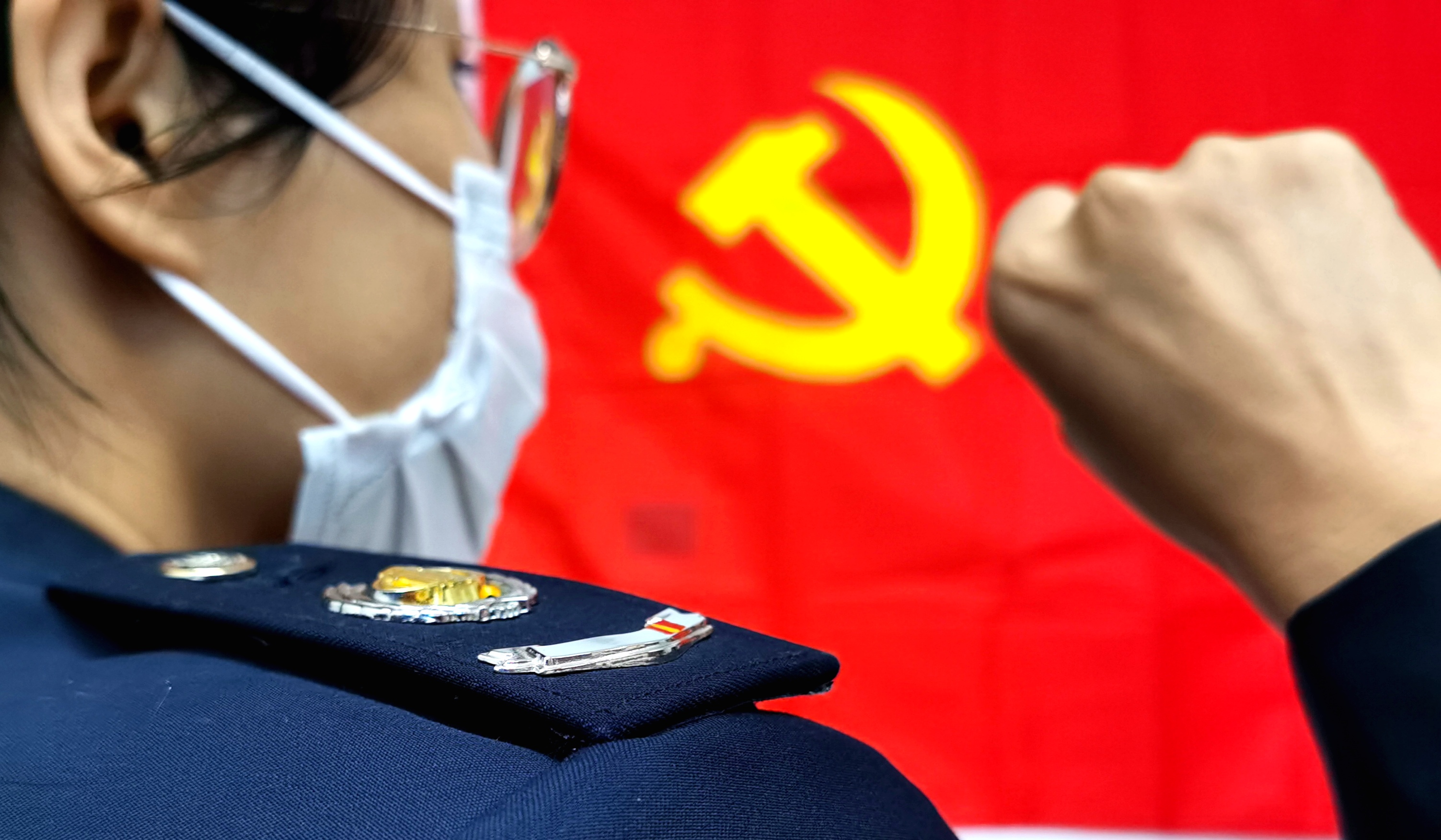 2月6日,江苏省税务局机关"党员突击队"队员在党旗前立下铮铮誓言,表示