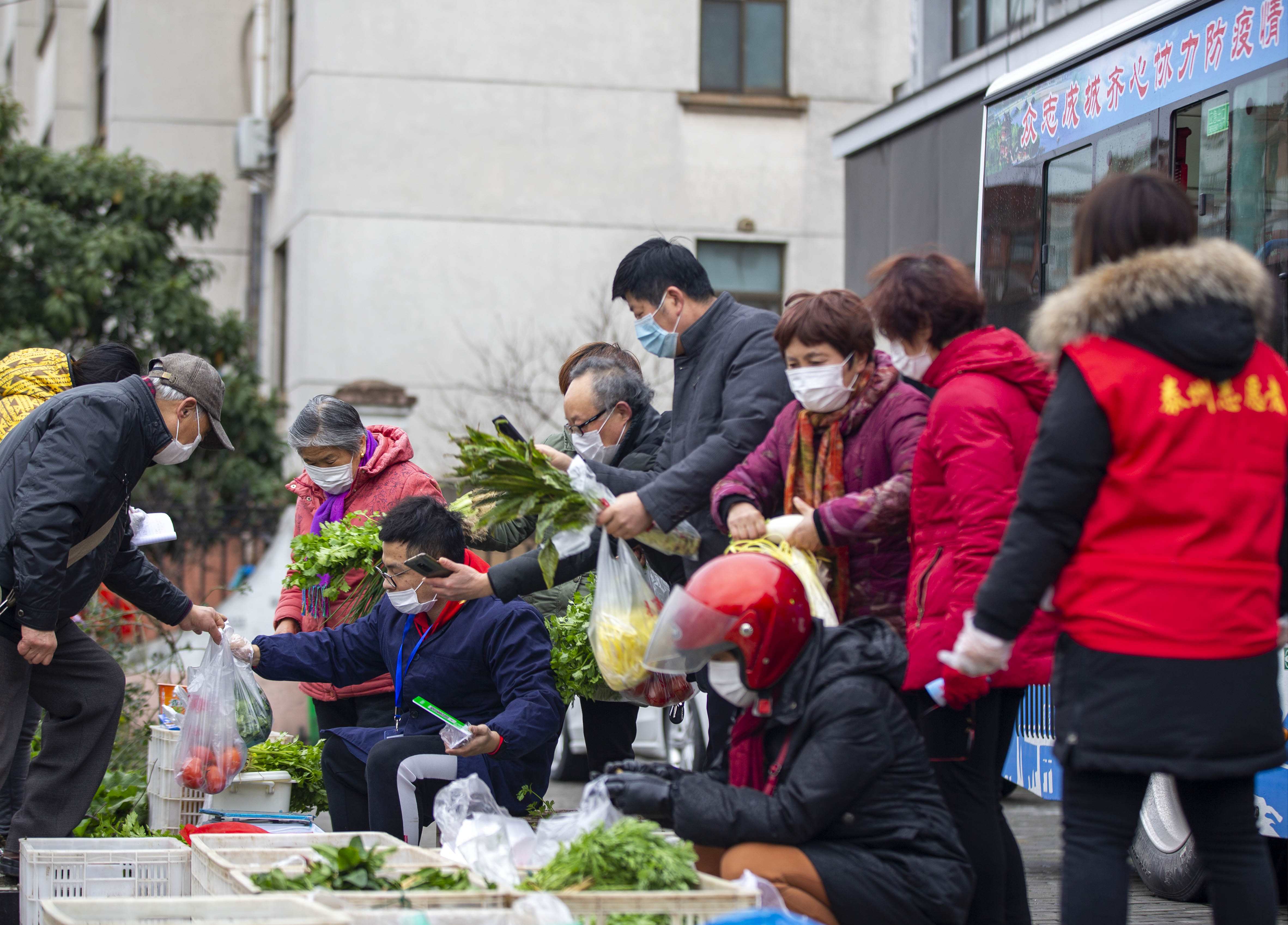 组图∣江苏泰州流动菜场进社区
