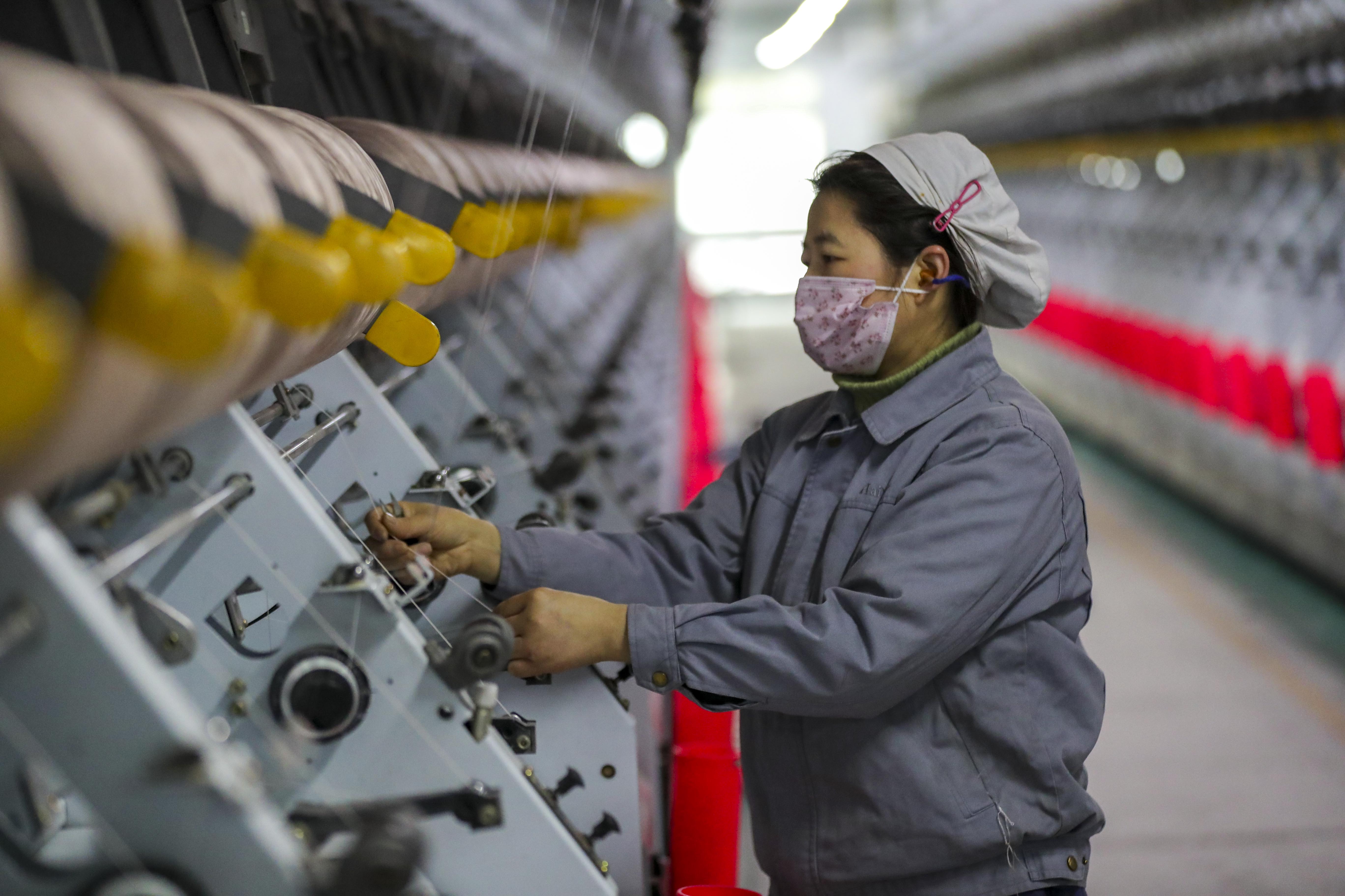 当日是"三八"国际妇女节,江苏省泰州市各行各业的女性依然坚守工作