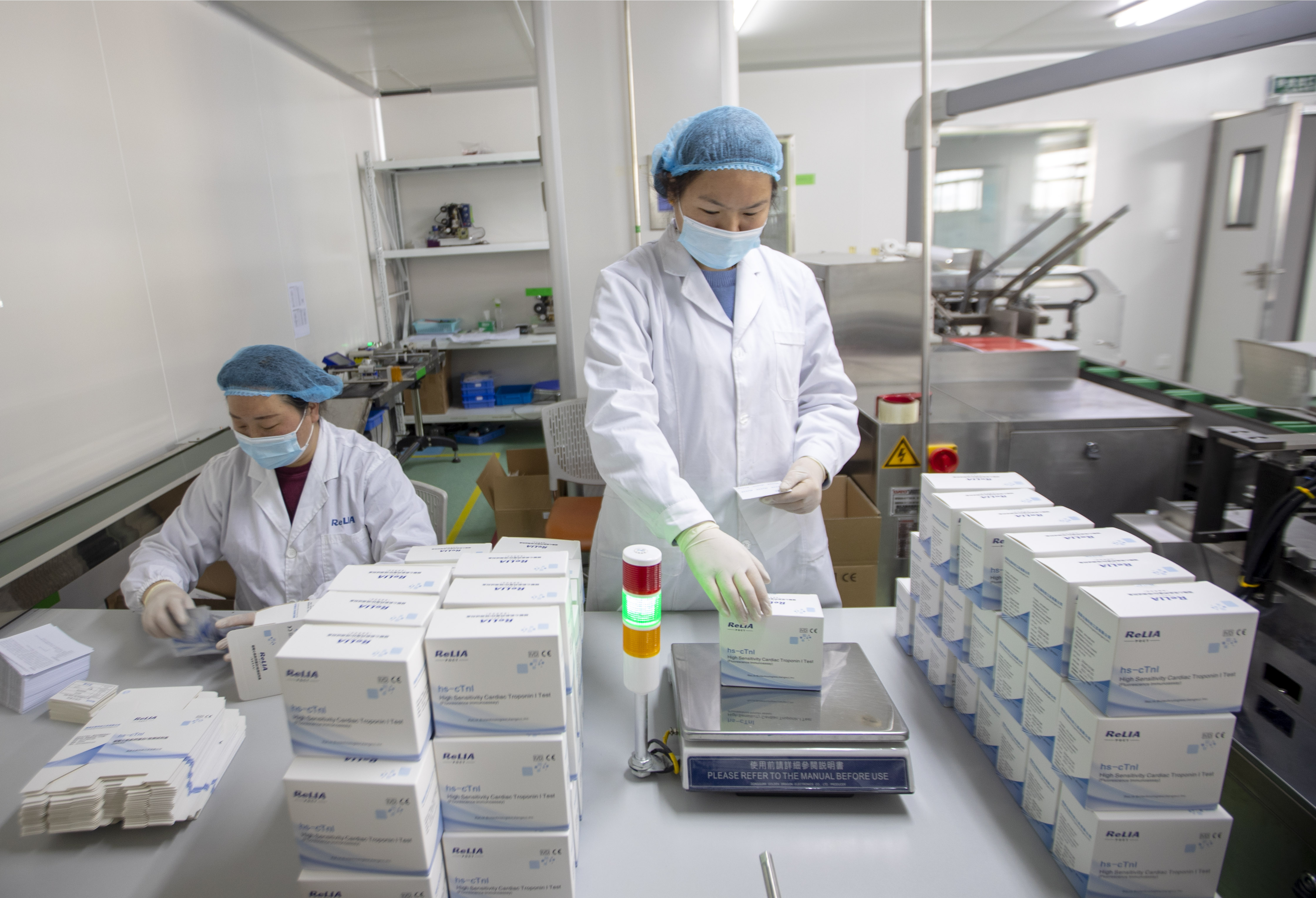 组图∣江苏:加紧生产检测试剂保障出口订单供应