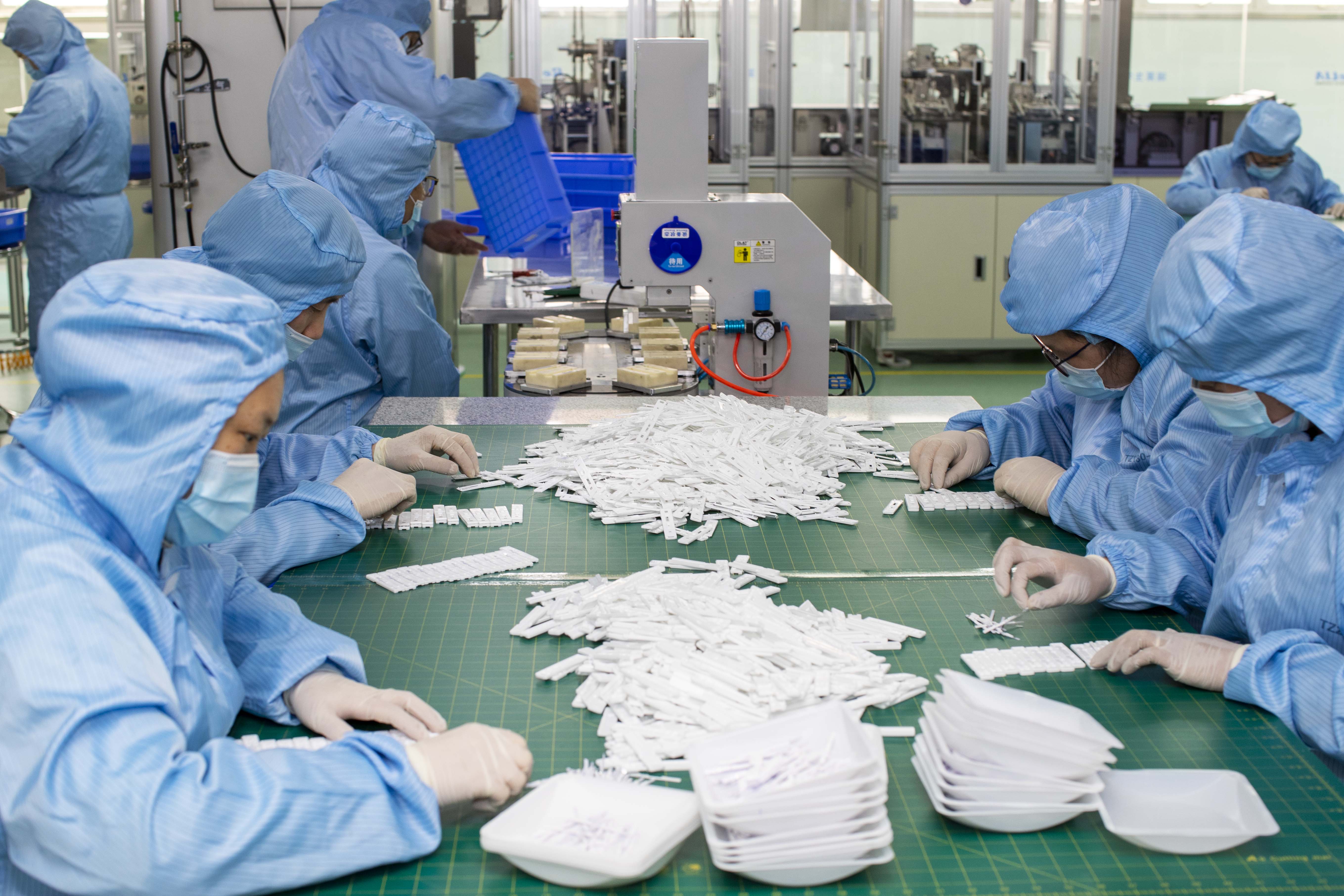 组图∣江苏:加紧生产检测试剂保障出口订单供应