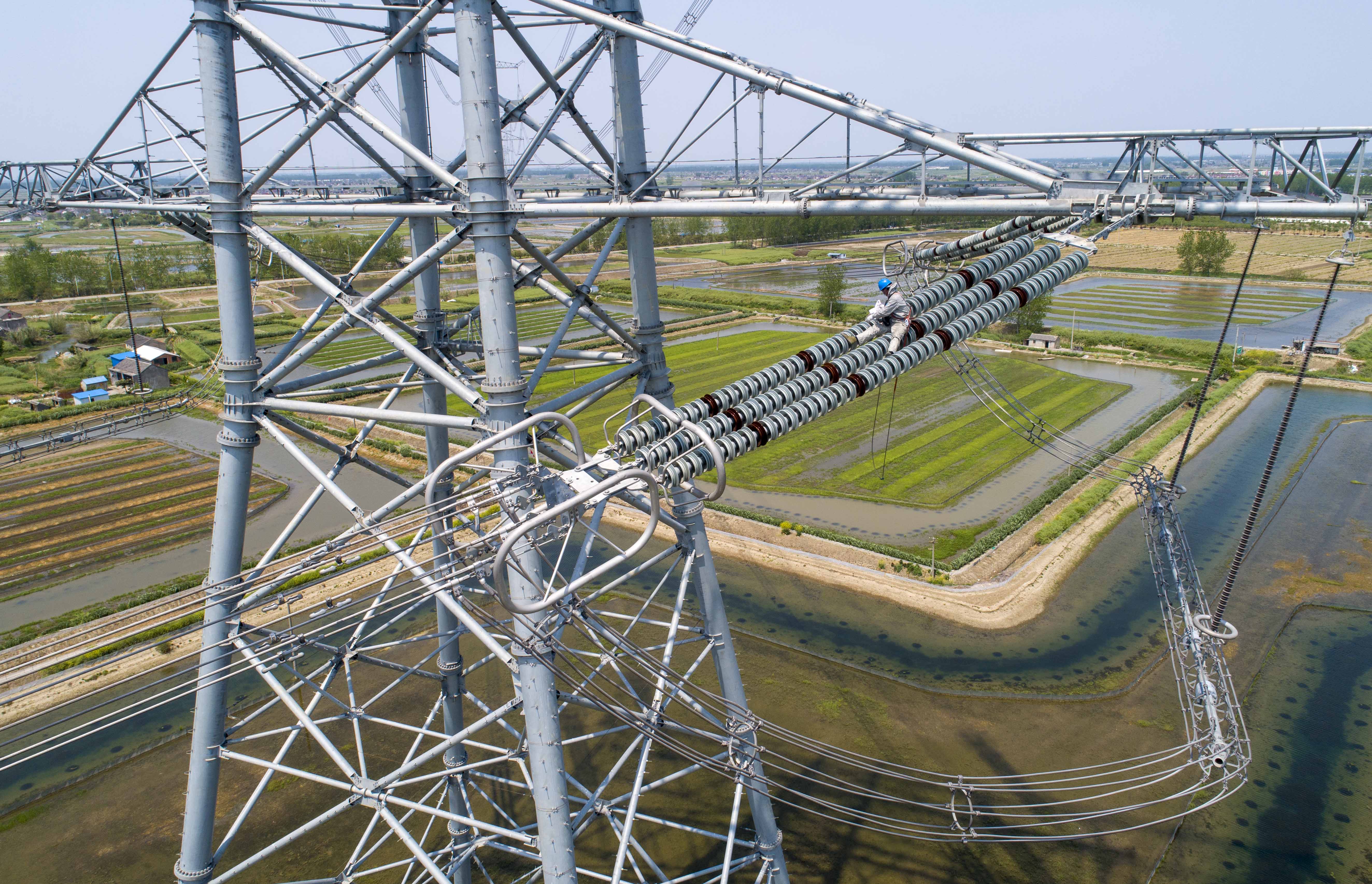 组图∣世界首座交直流合建变电站开展年度春检