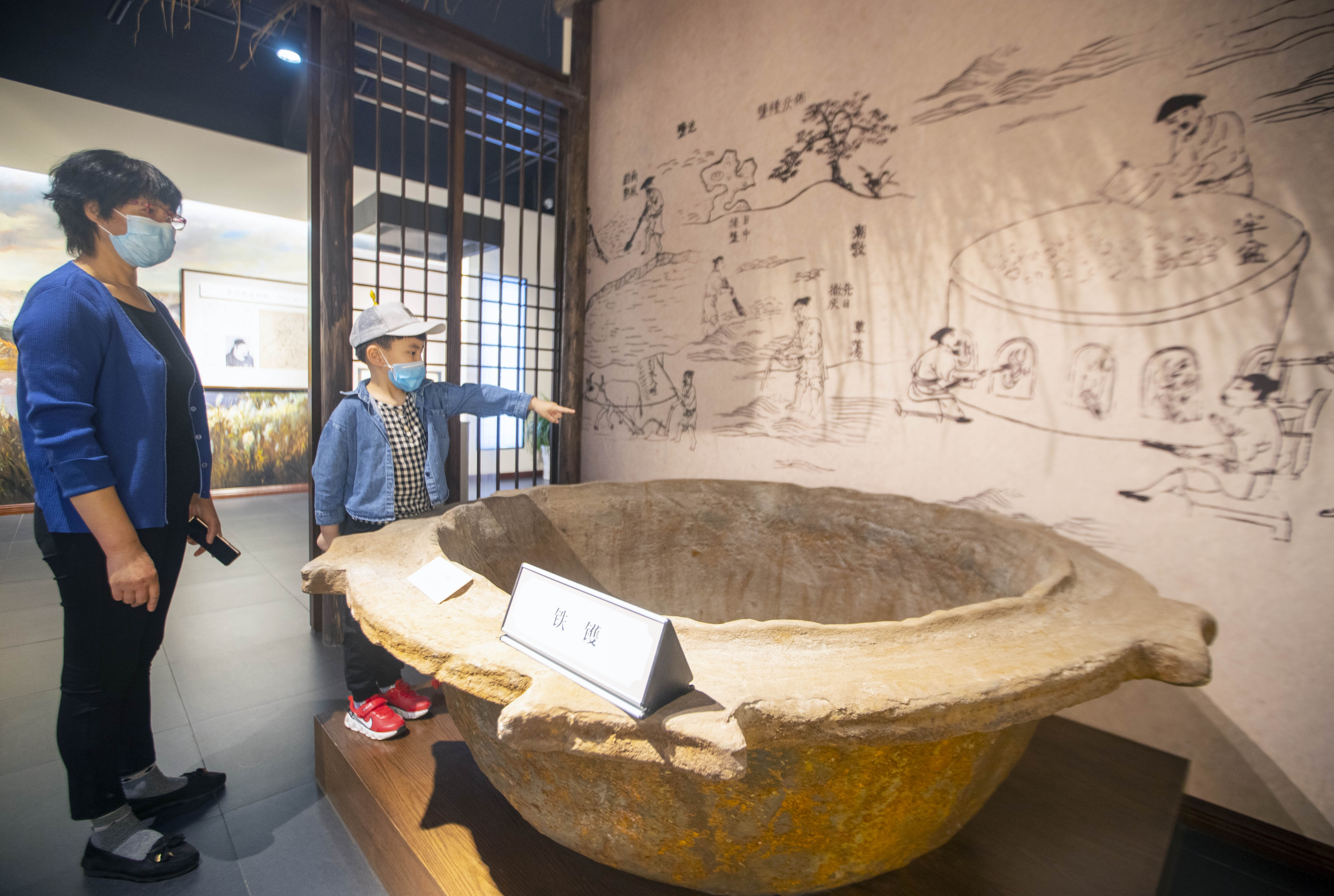 2020年5月18日,观众在位于江苏省泰州市的江苏盐税博物馆参观.