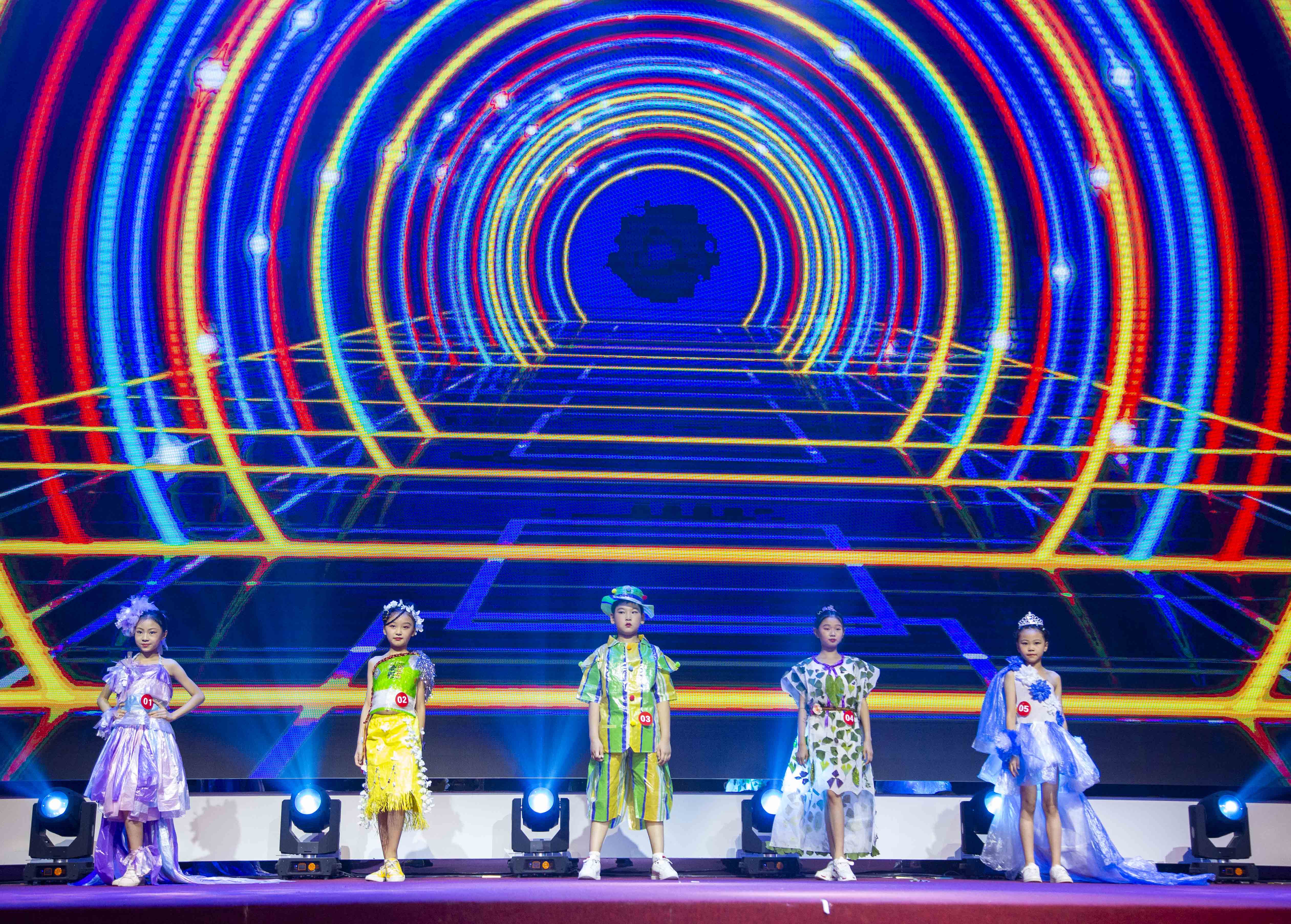 组图/青少年"环保时装秀"