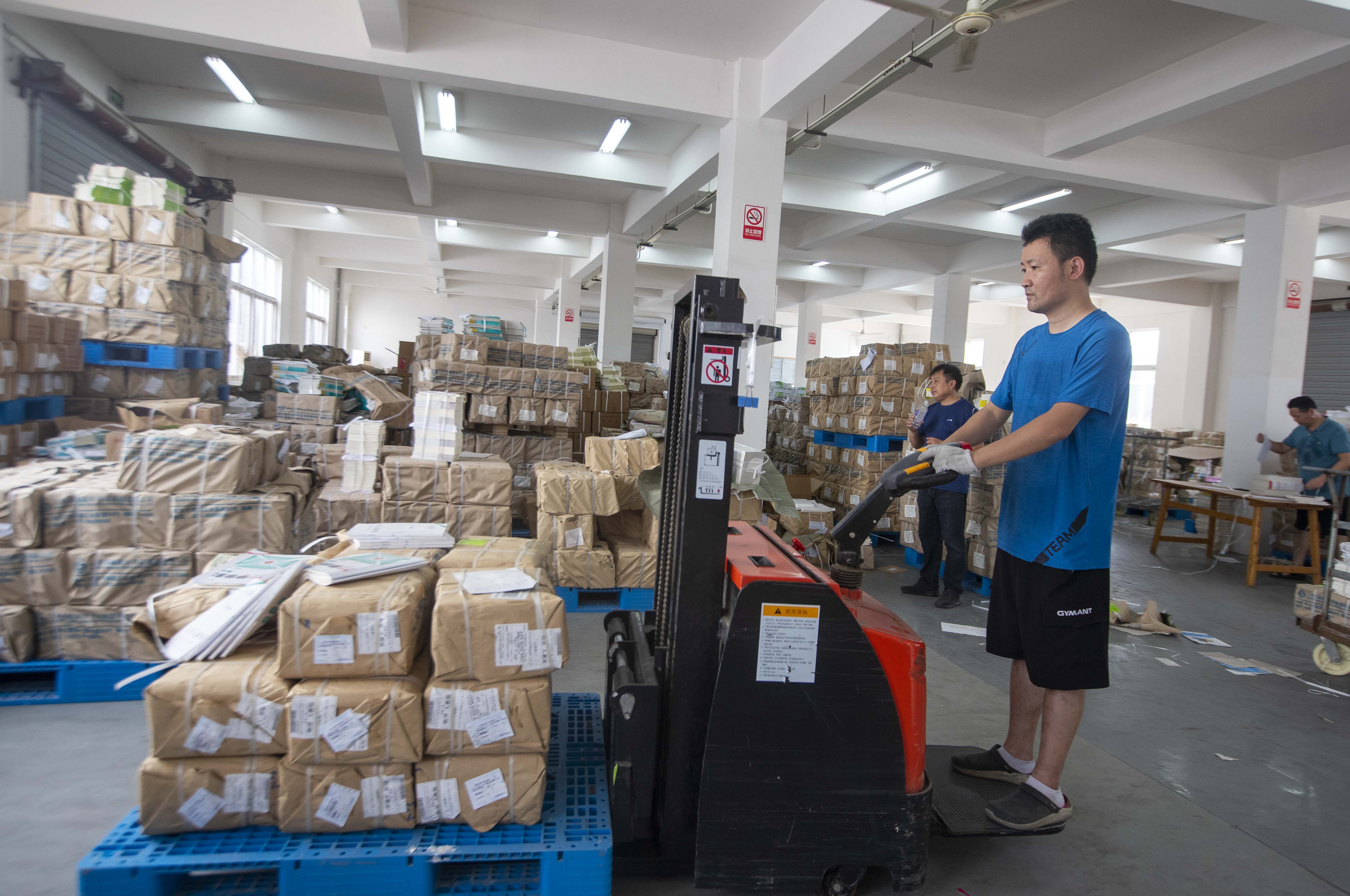 2020年8月26日,工作人员在江苏省泰州市新华书店仓库整理清点中小学