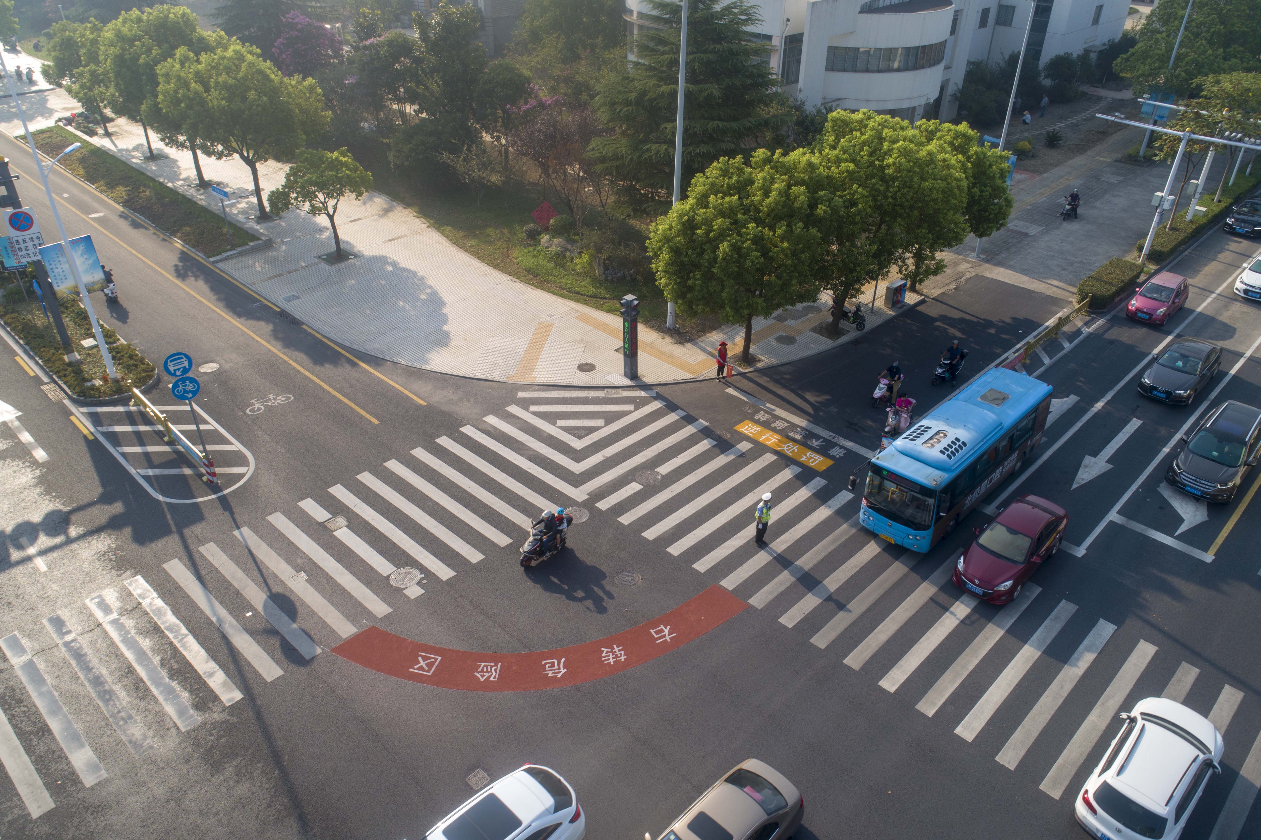 2020年9月8日,在泰州市凤凰路一处路口交管人员提醒非机动车与行人"