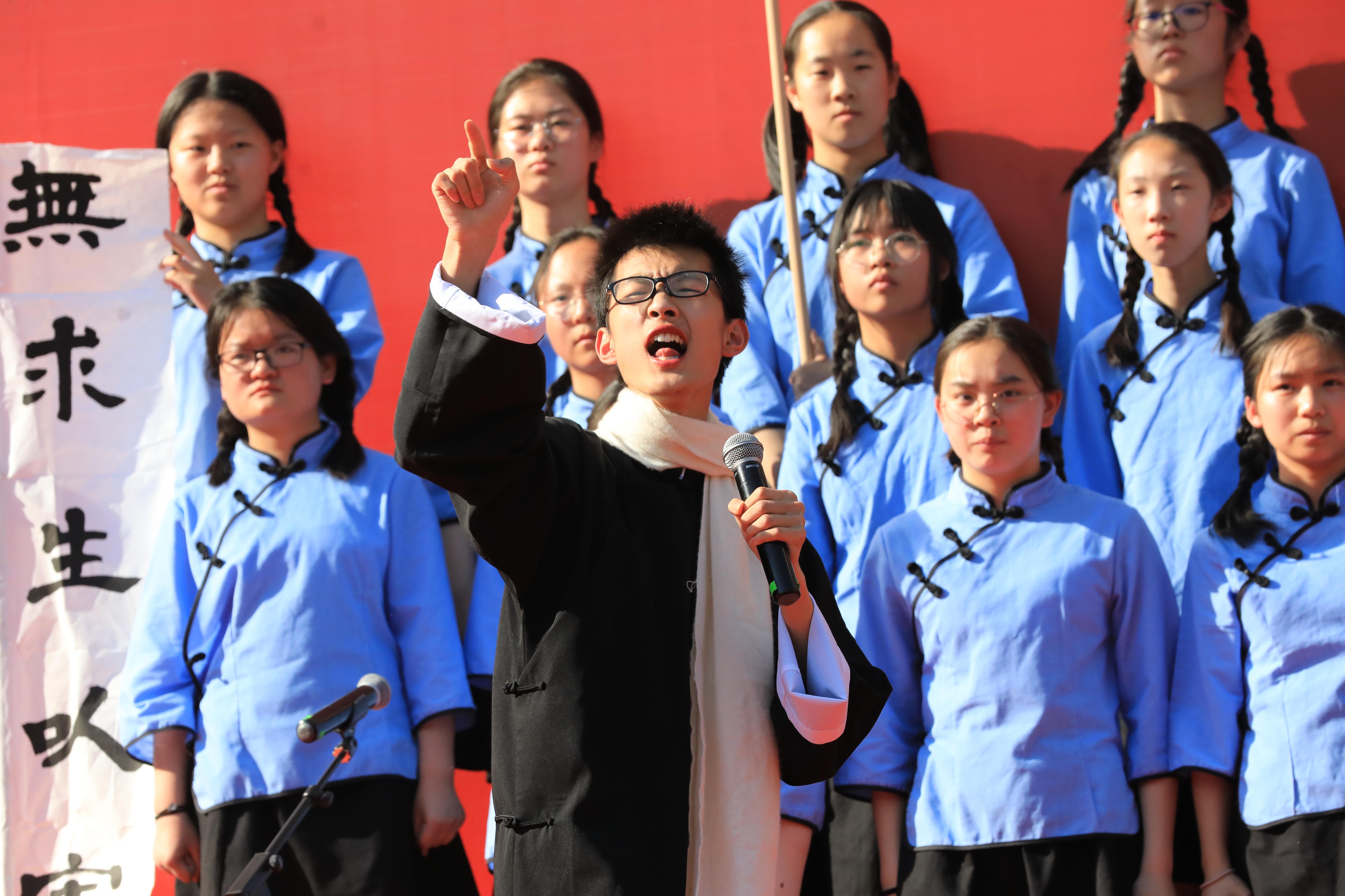 三中文昌初中上演燃情一幕,众师生快闪唱响《我和我的祖国》