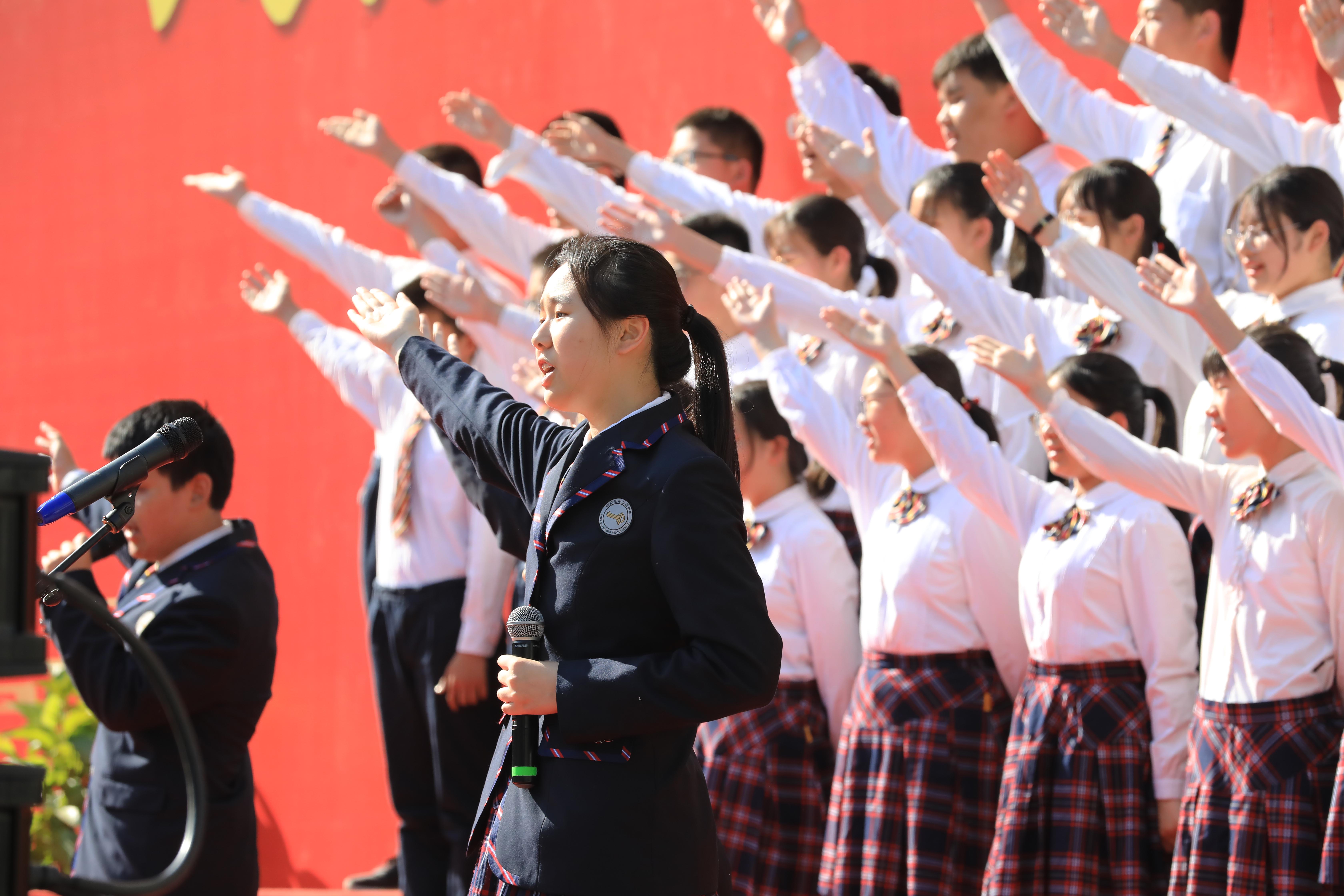三中文昌初中上演燃情一幕,众师生快闪唱响《我和我的祖国》