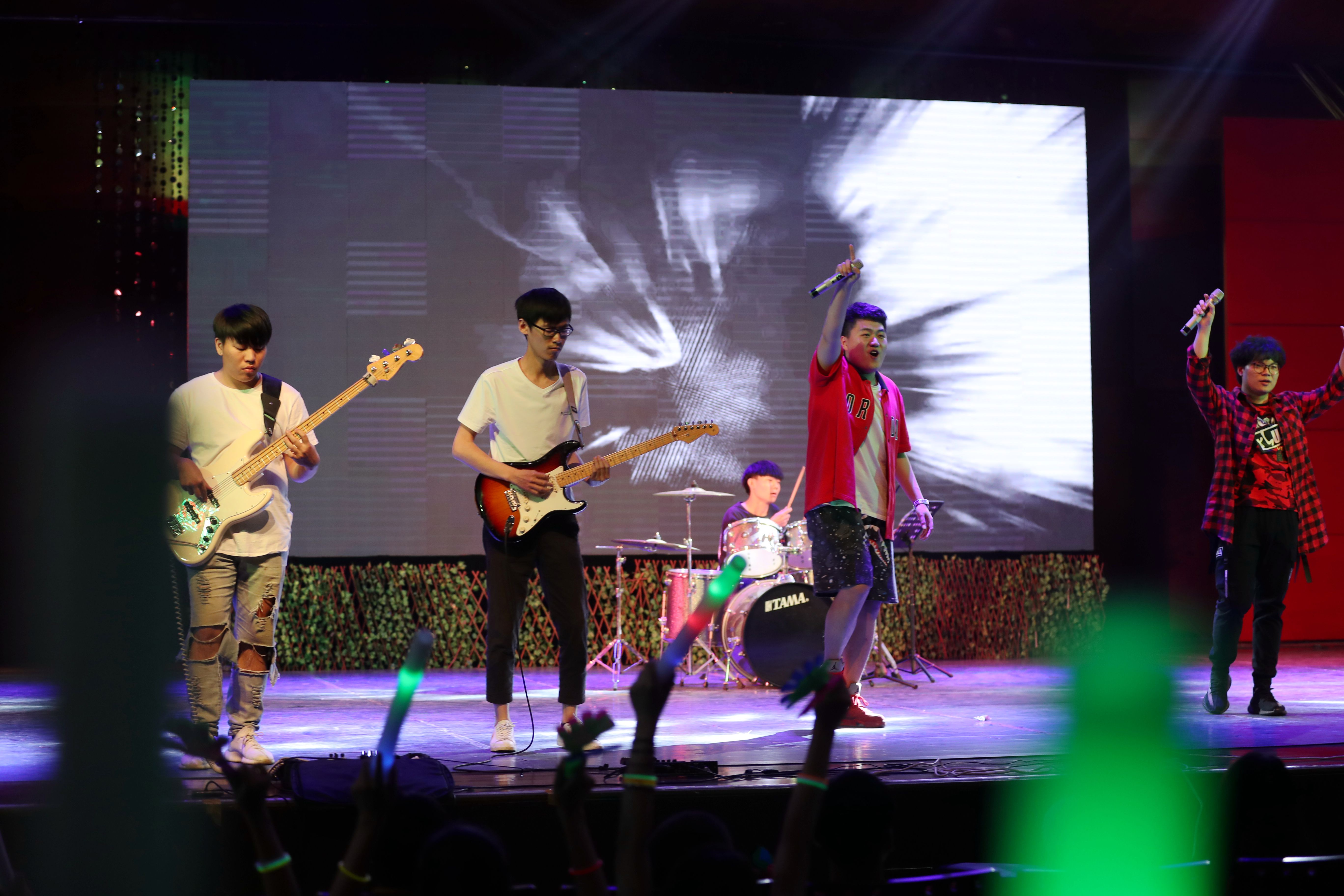 纸短情长寄语大学时光高校举办毕业晚会