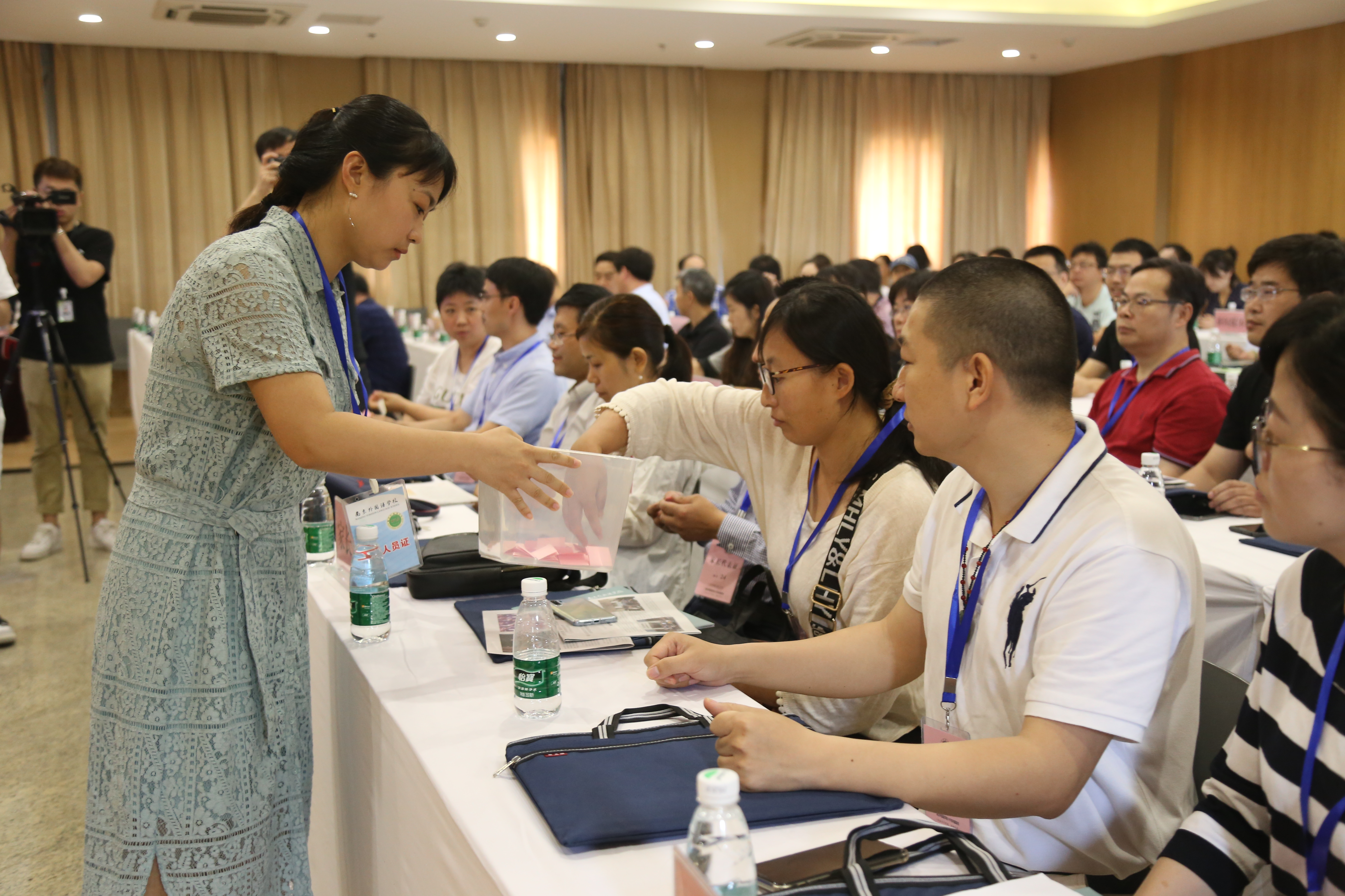 直击南外小升初摇号现场,摇中比例96.5%,本月30日面测