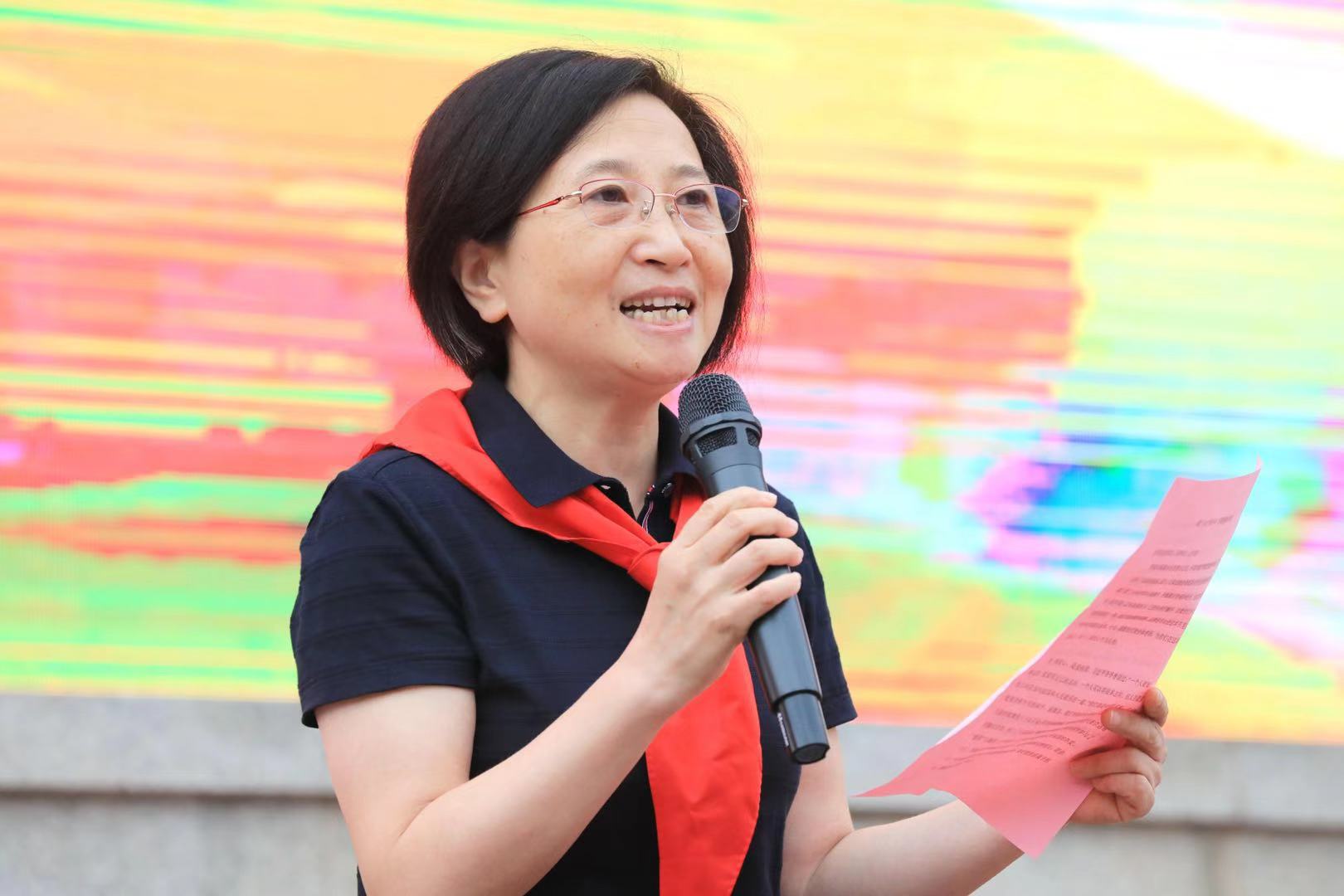 最后,金陵中学河西分校庞洁副校长寄语同学们,要做心爱祖国,心爱学校