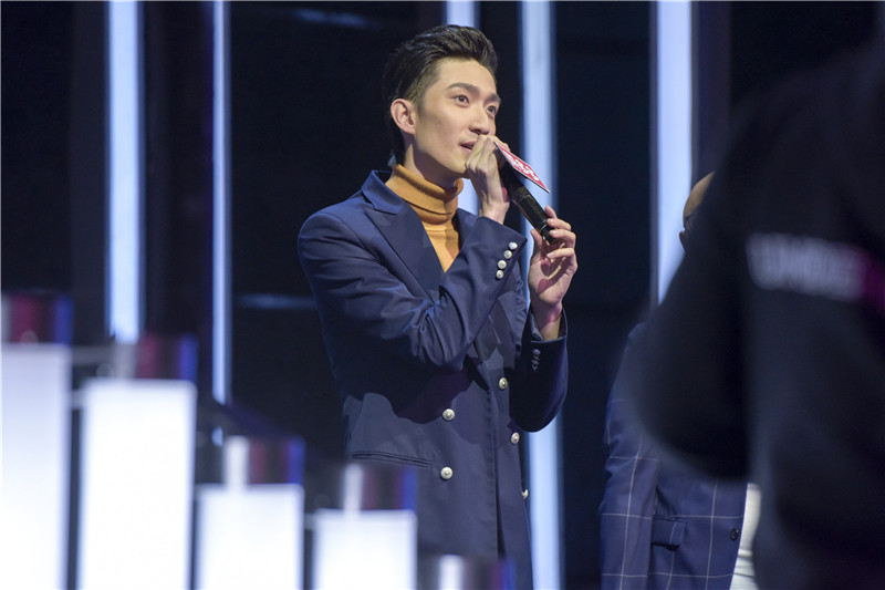 身高1米91,颜值颇高的王滕以帅气外形瞬间吸引了全场女生的目光