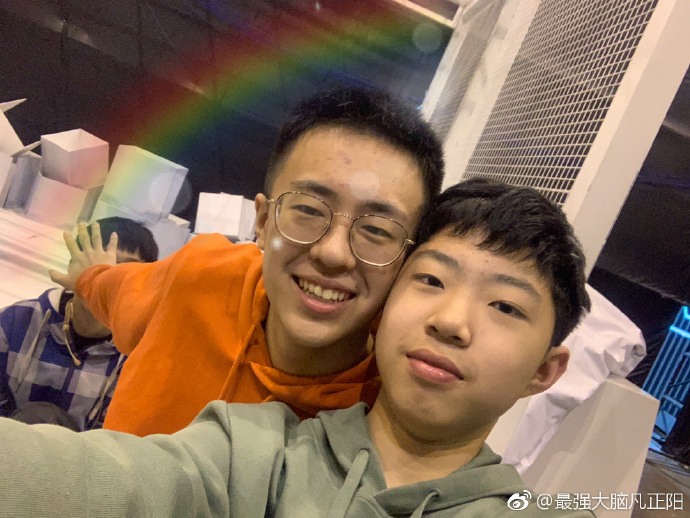 都说优秀的人喜欢一起玩,性格活波的他在节目中跟年纪相近的宋一骜