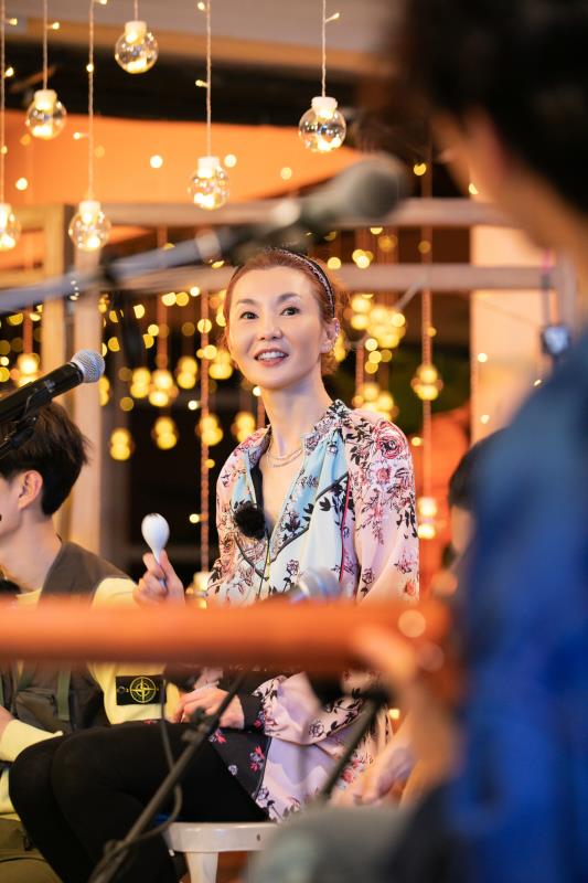 张曼玉秀理发技能也是杠杠的,她还写了一首新歌《年轻》