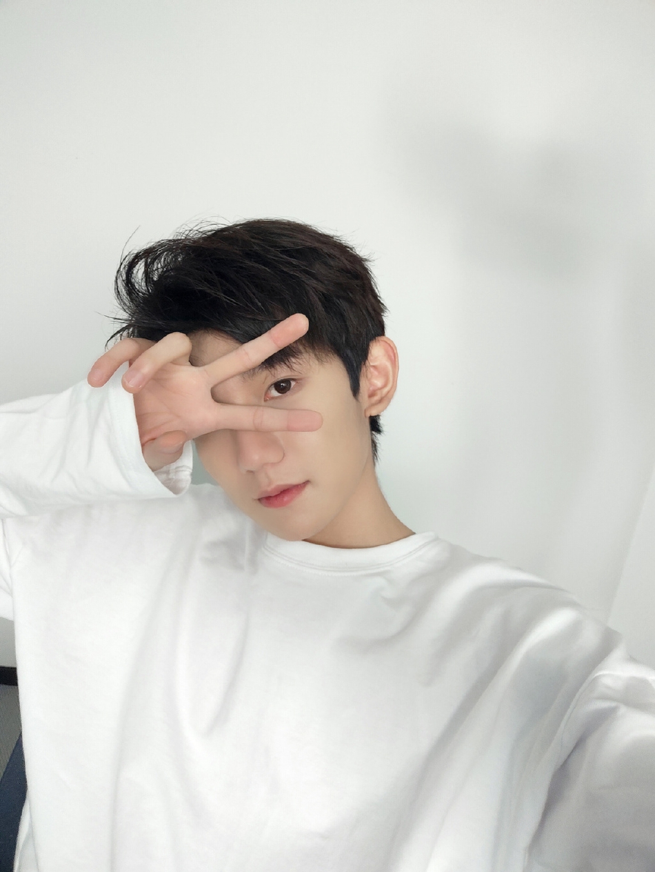 新鲜自拍!王源穿白t恤比剪刀手干净帅气