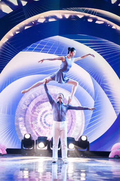 今晚决战巅峰,肩上芭蕾夫妻vs二胡三代同堂